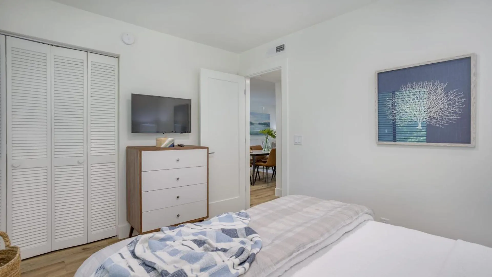 Walk To The Contemporary Coastal Fully Remodeled Spring 2024 Expansive Balcony *
