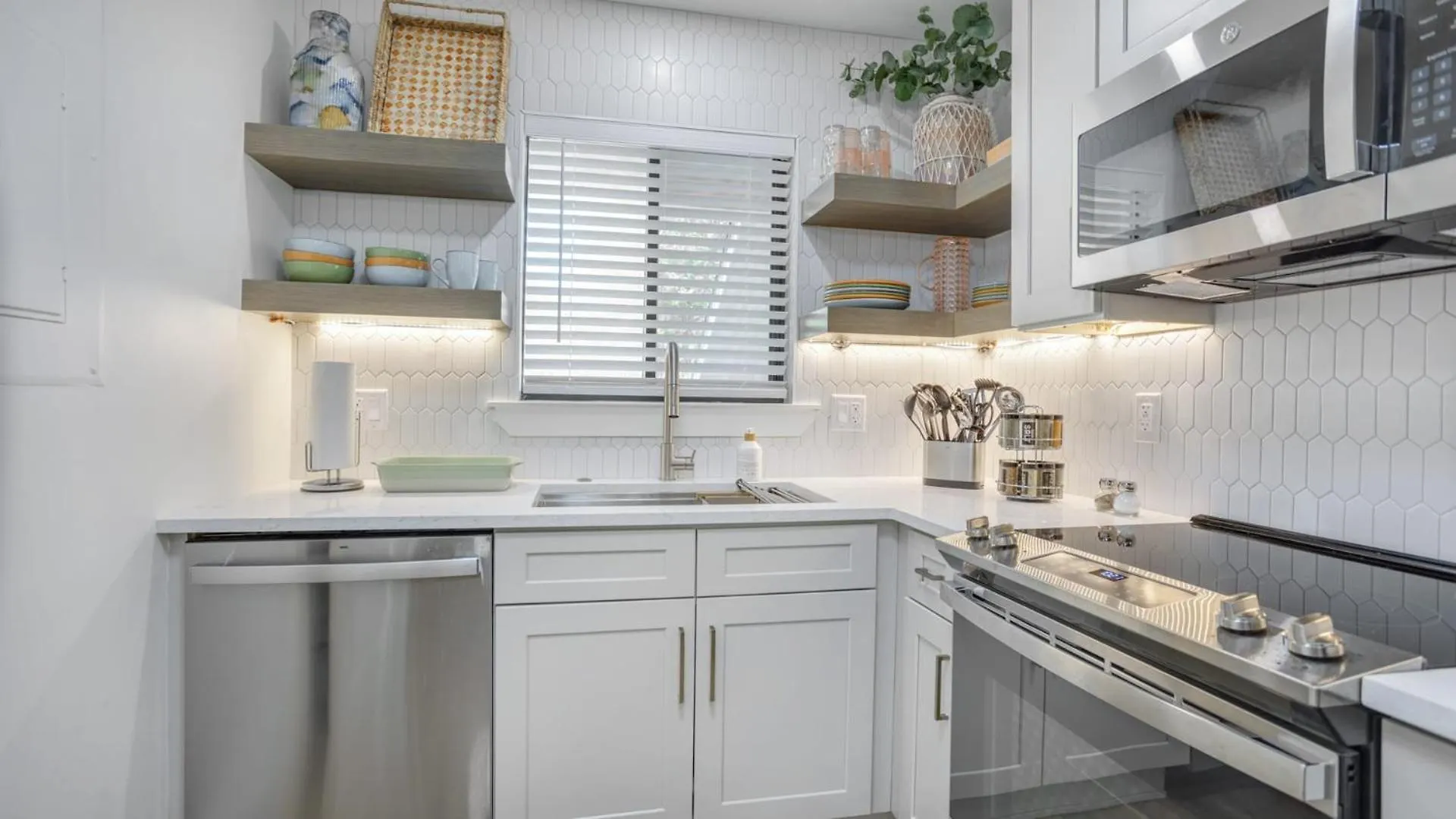 Villa Walk To The Contemporary Coastal Fully Remodeled Spring 2024 Expansive Balcony Hilton Head Island