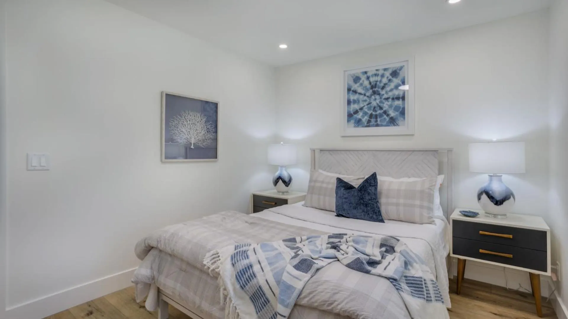 Walk To The Contemporary Coastal Fully Remodeled Spring 2024 Expansive Balcony Villa *
