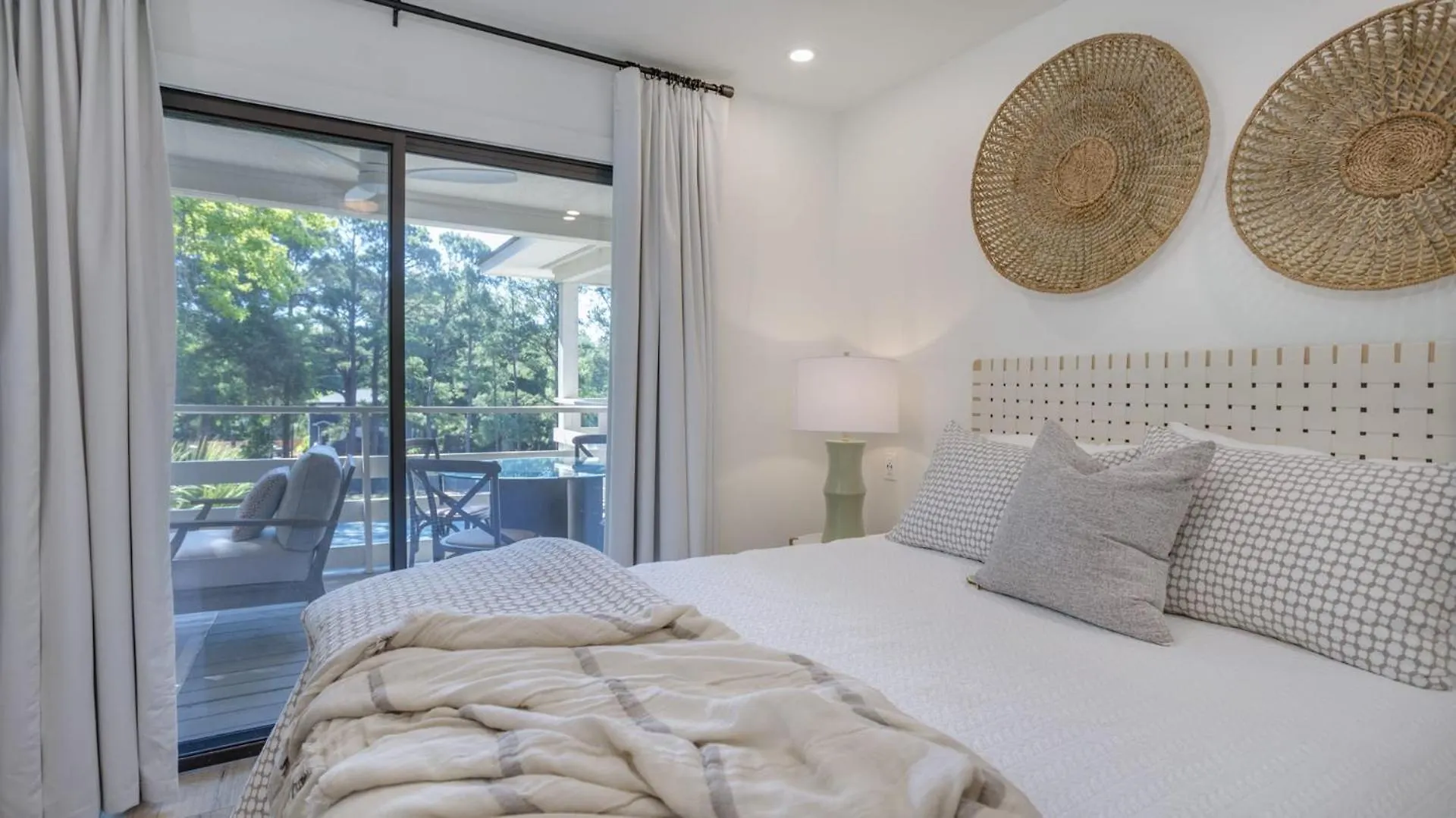 Walk To The Contemporary Coastal Fully Remodeled Spring 2024 Expansive Balcony * Hilton Head Island