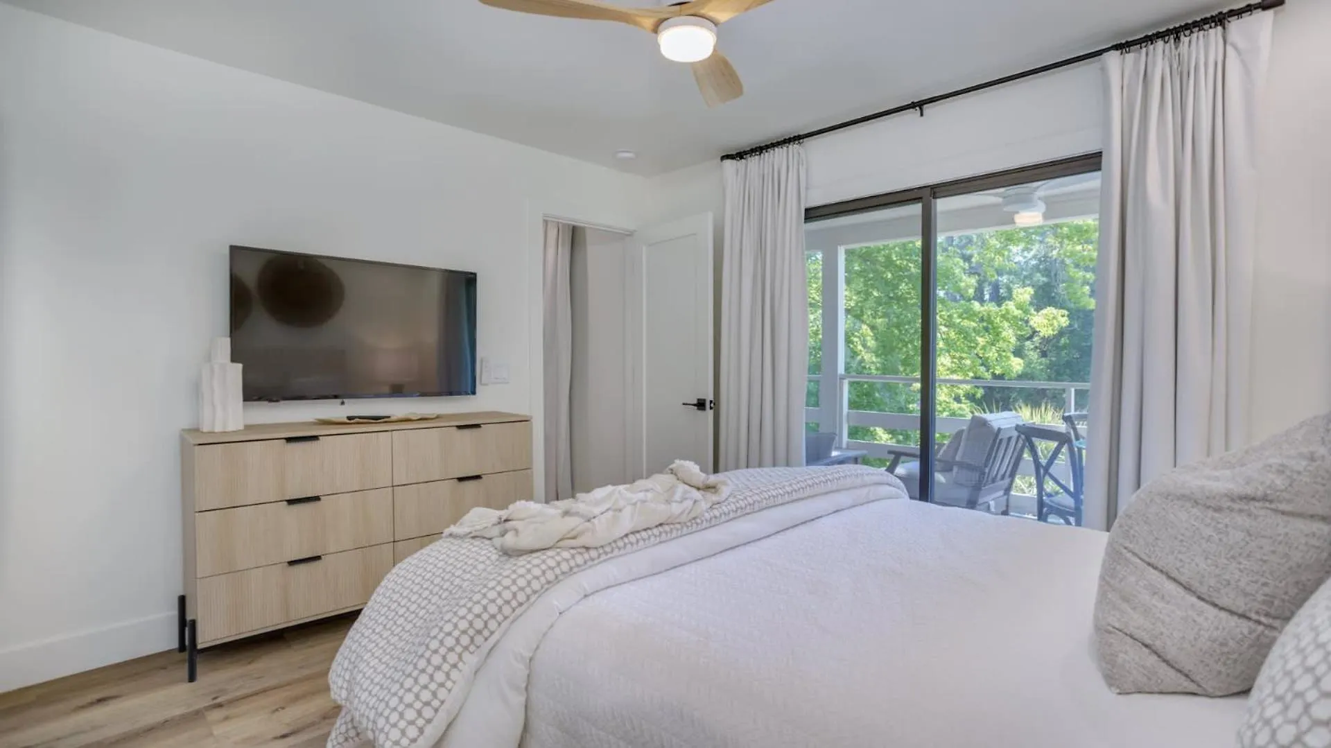 Villa Walk To The Contemporary Coastal Fully Remodeled Spring 2024 Expansive Balcony *
