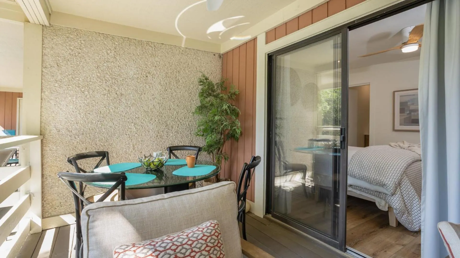 Walk To The Contemporary Coastal Fully Remodeled Spring 2024 Expansive Balcony