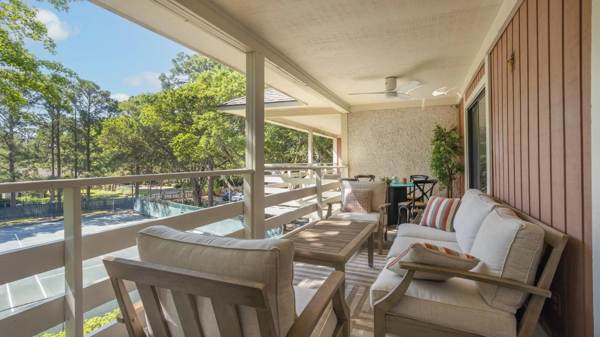 Walk To The Contemporary Coastal Fully Remodeled Spring 2024 Expansive Balcony * Hilton Head Island