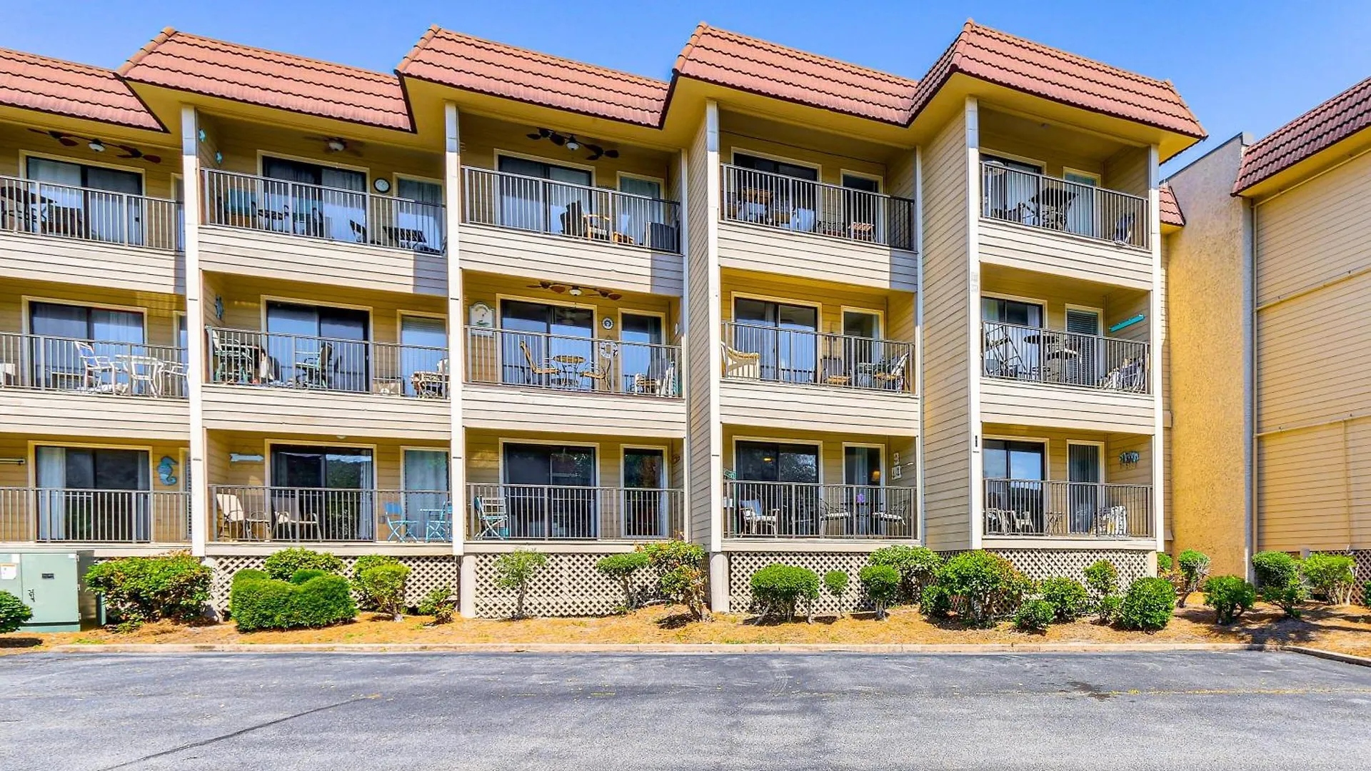 Apartment Walk To Perks At Hilton Head Condo!