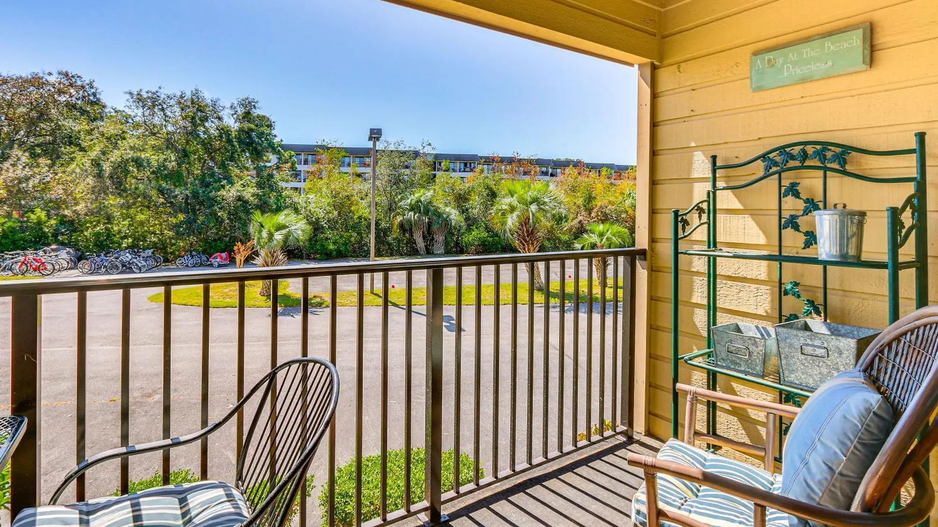 Apartment Walk To Perks At Hilton Head Condo!