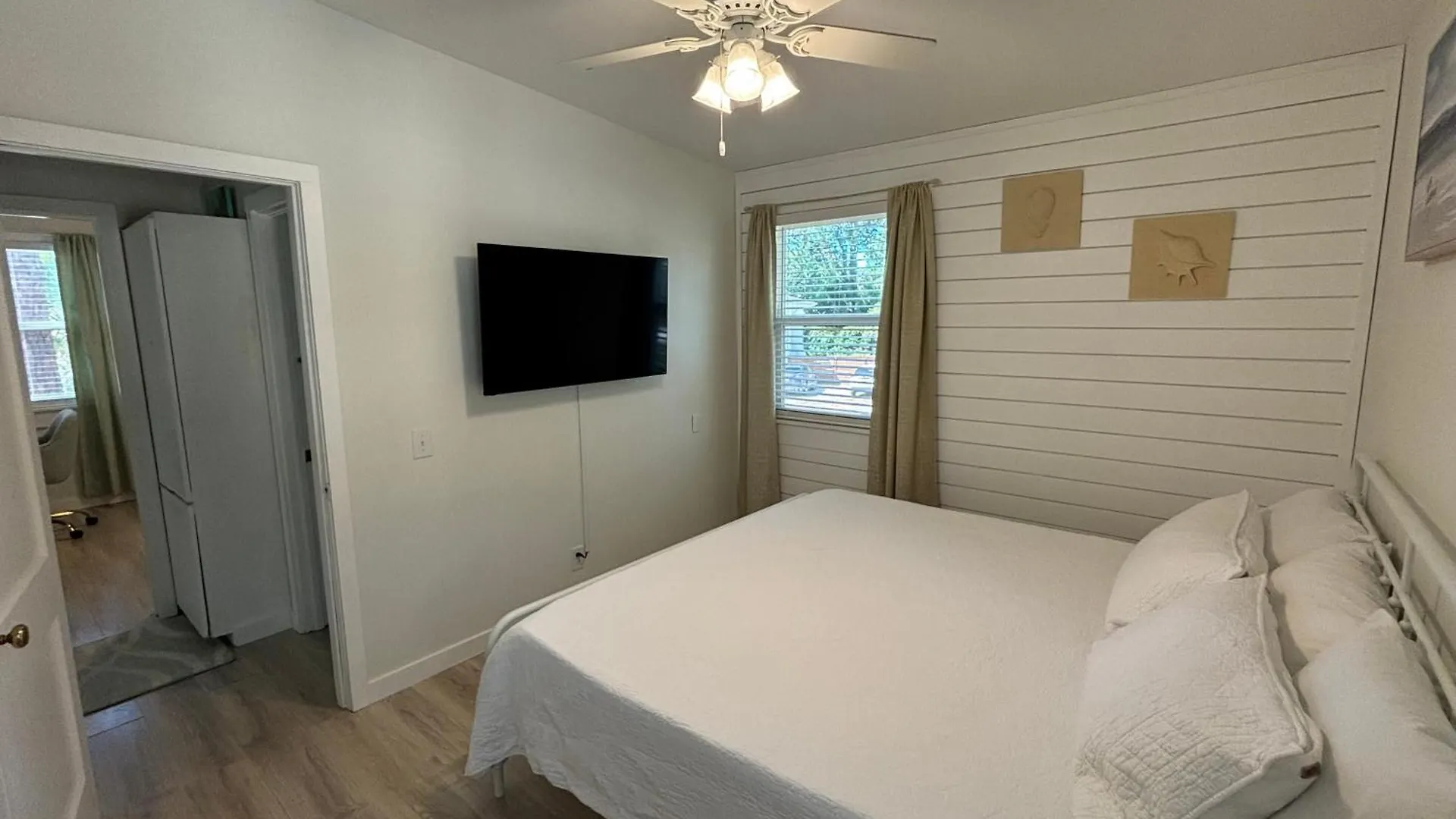 Newly Renovated Duplex, Upper Unit, 4th Row From The *