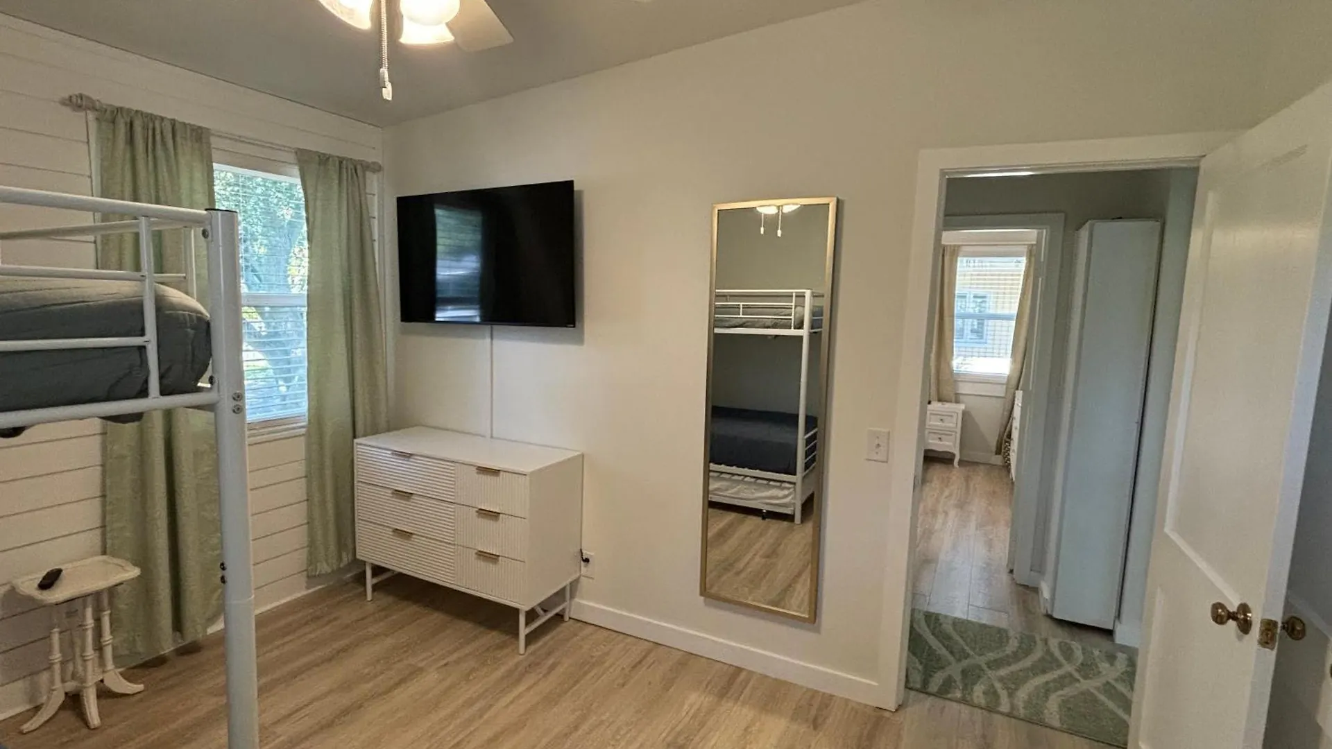 Holiday home Newly Renovated Duplex, Upper Unit, 4th Row From The
