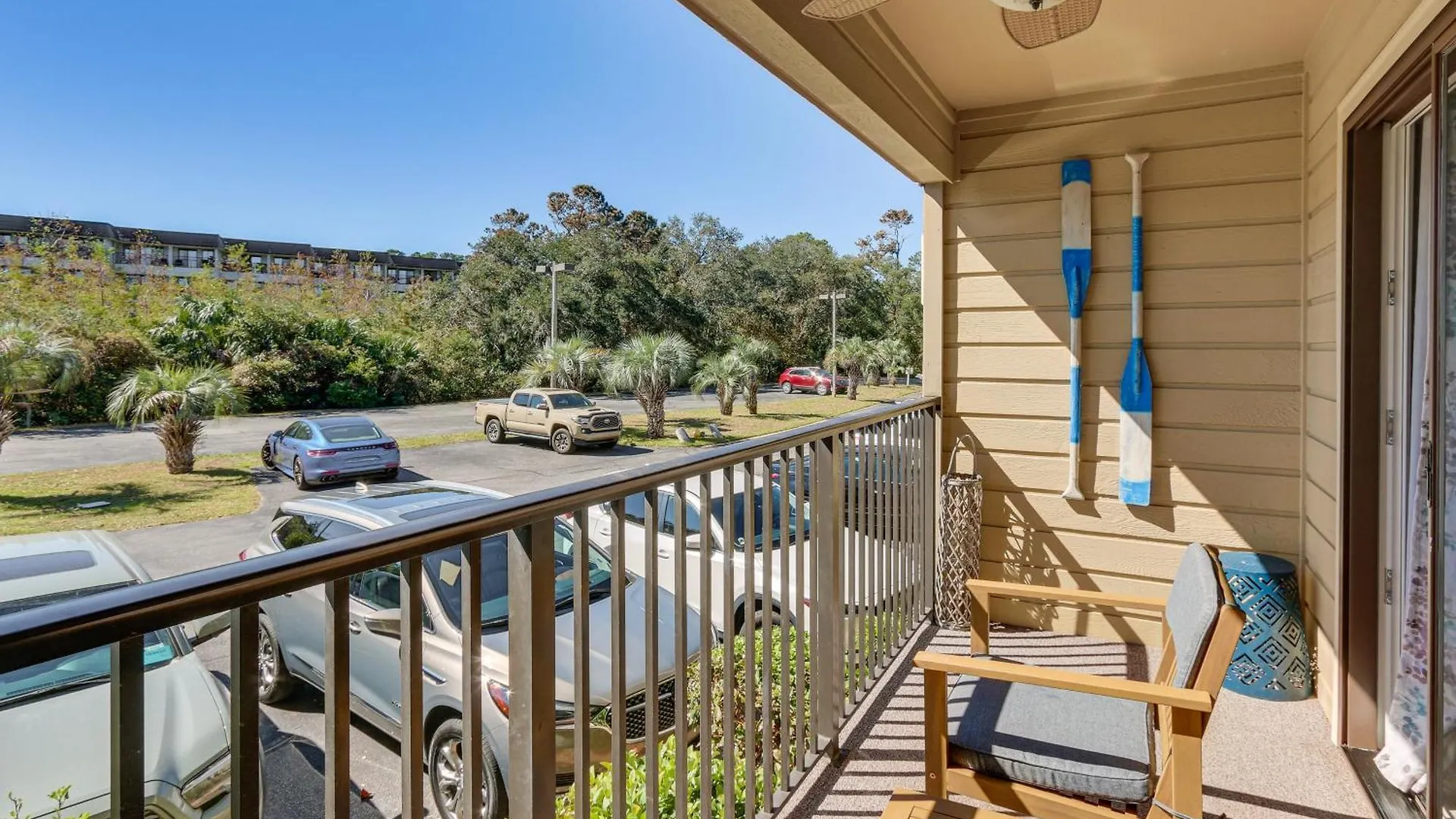 Beachfront Pool, Tennis, Gym, Etc! Apartment