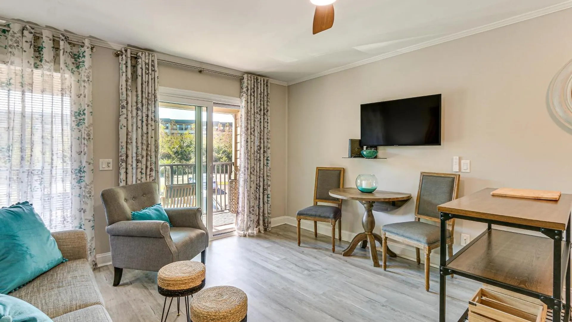 Beachfront Pool, Tennis, Gym, Etc! Apartment *