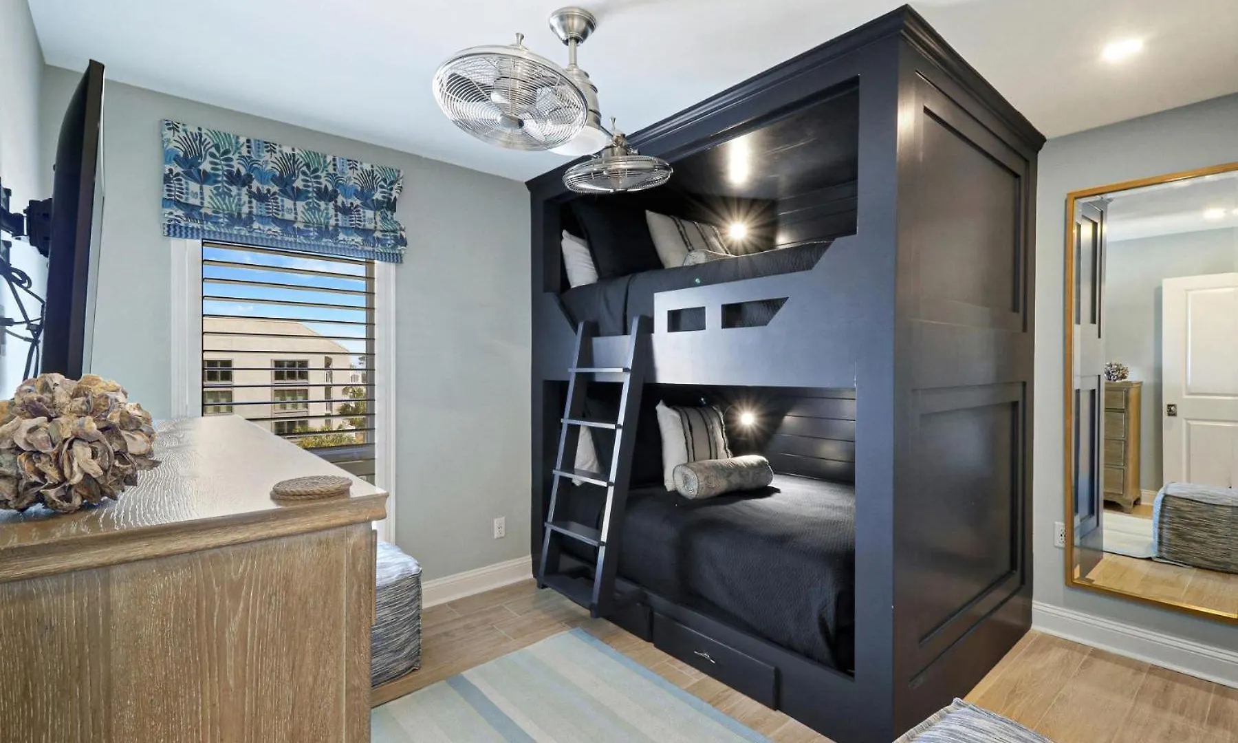 512 Shorewood Place Villa