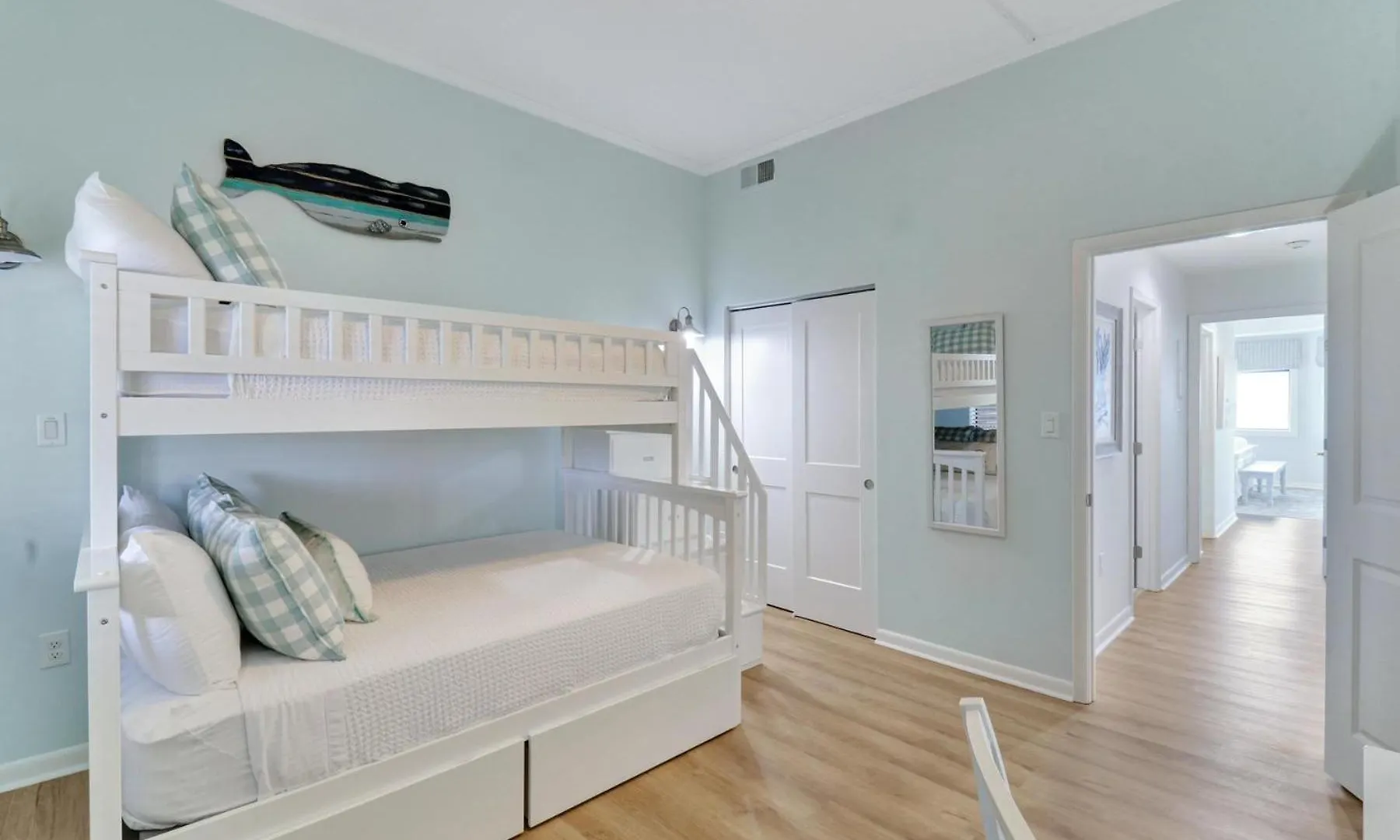 Villa 533 Shorewood Place