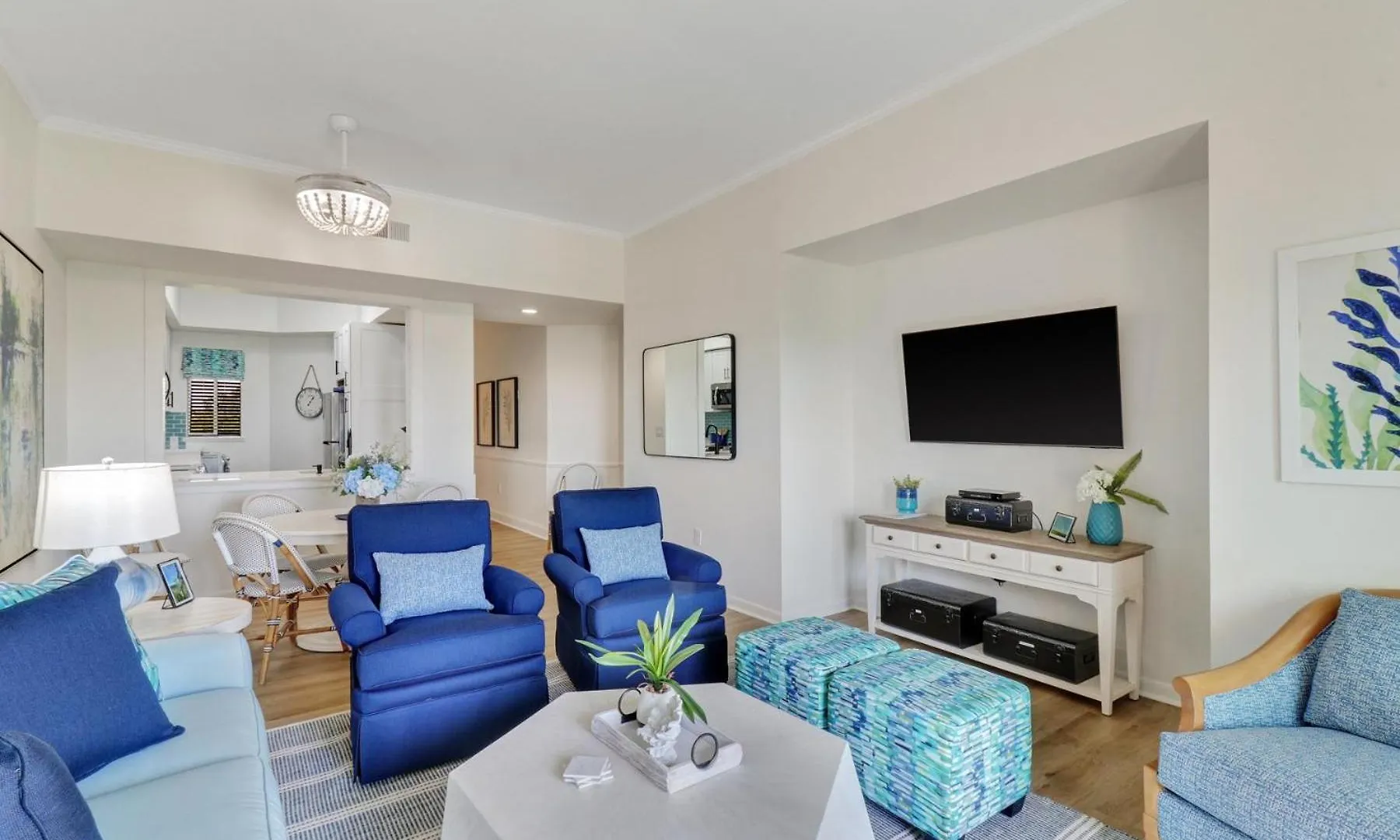 Villa 533 Shorewood Place