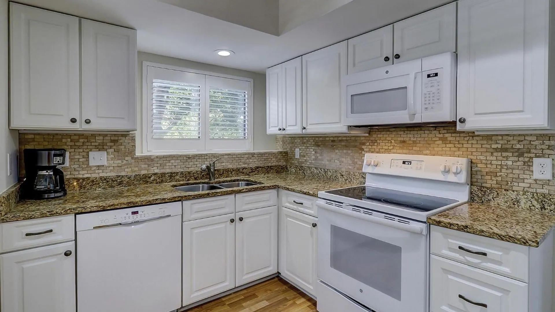 3322 Forest Villa