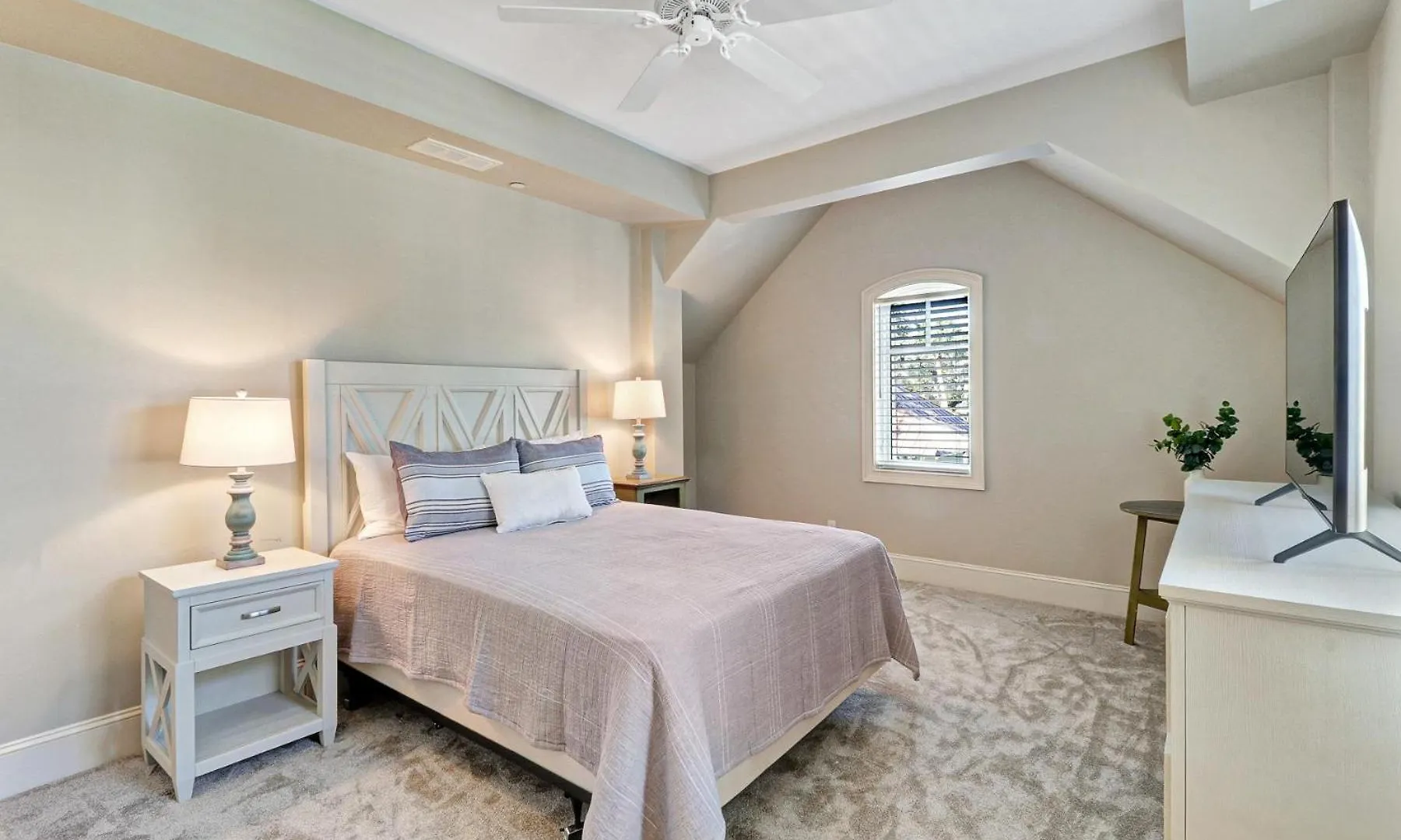 7 Guscio Way Villa