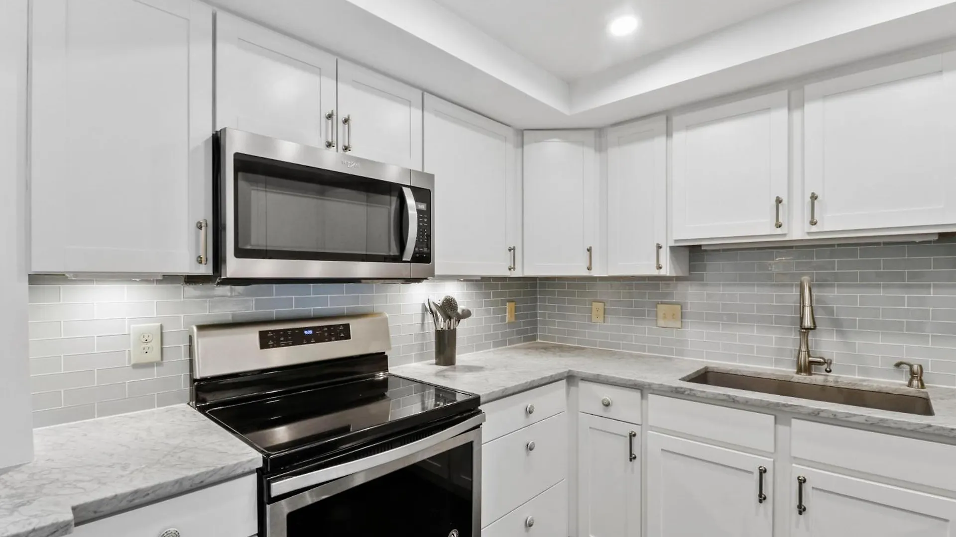 1809 Bluff Villa *