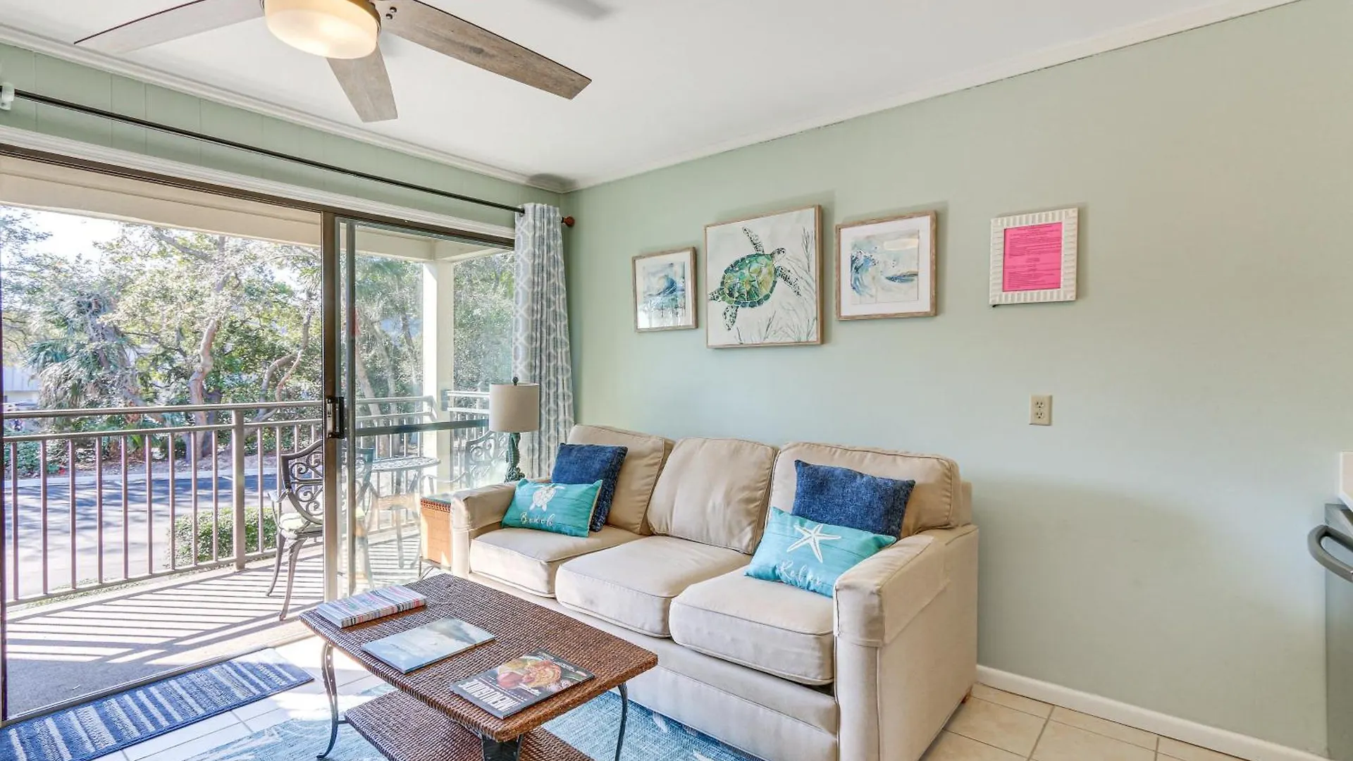 Coastal With Pool And Direct Access! Apartment