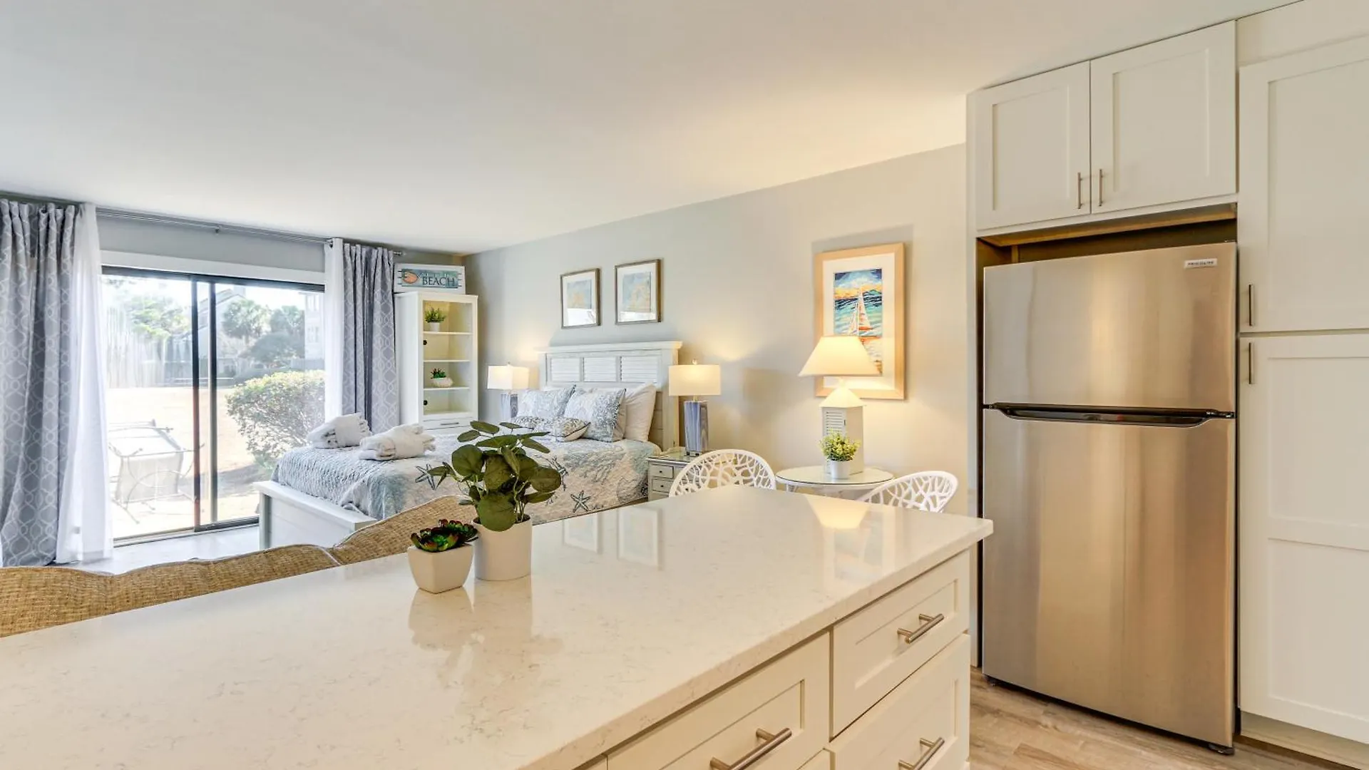 Apartment With Patio Walk To Beach!