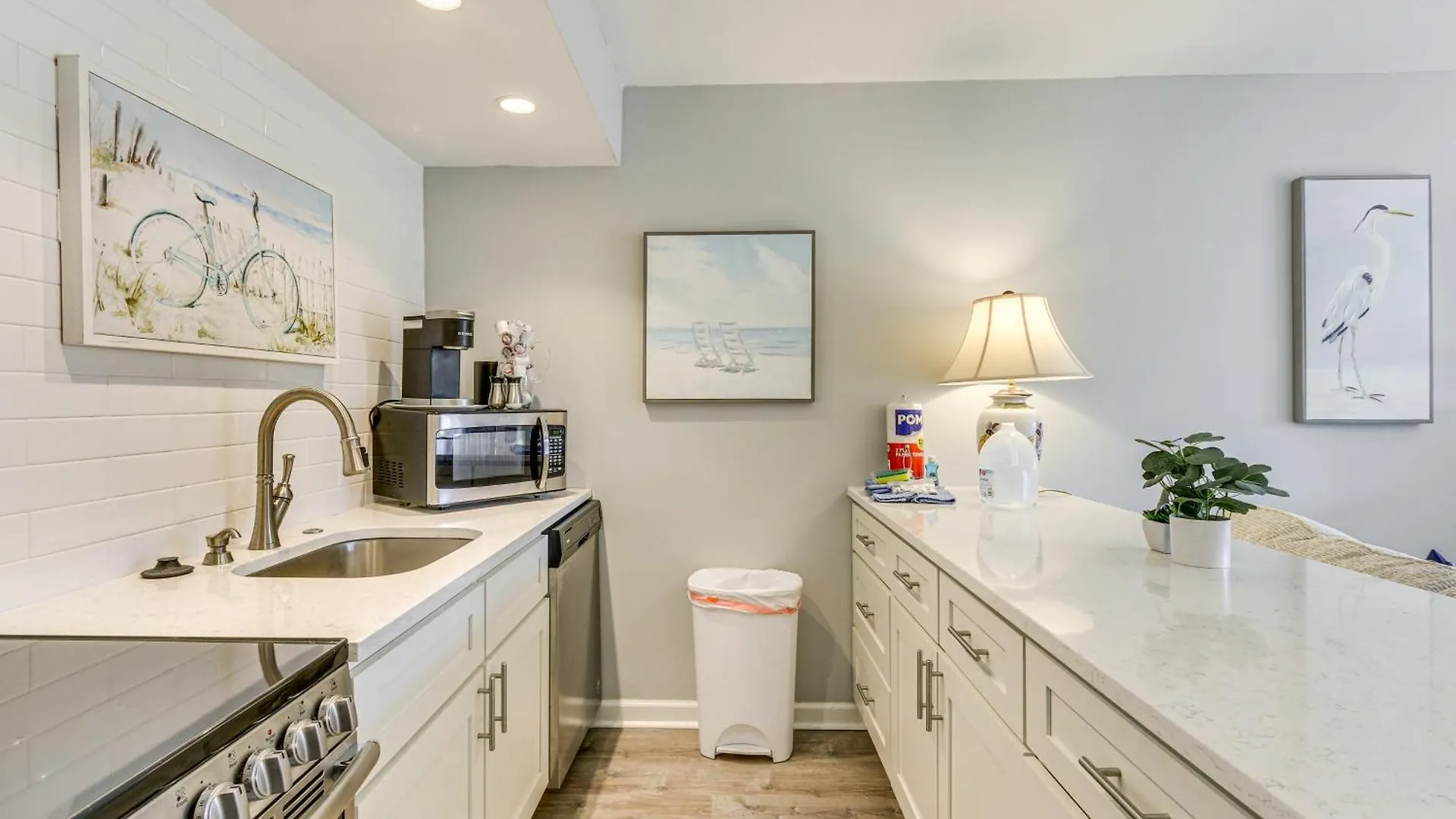 Apartment With Patio Walk To Beach! *