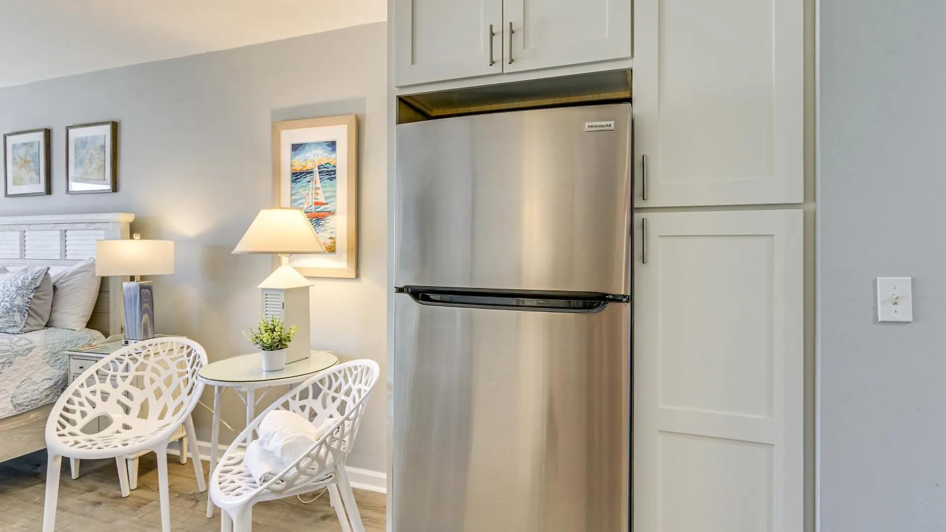 With Patio Walk To Beach! Apartment *