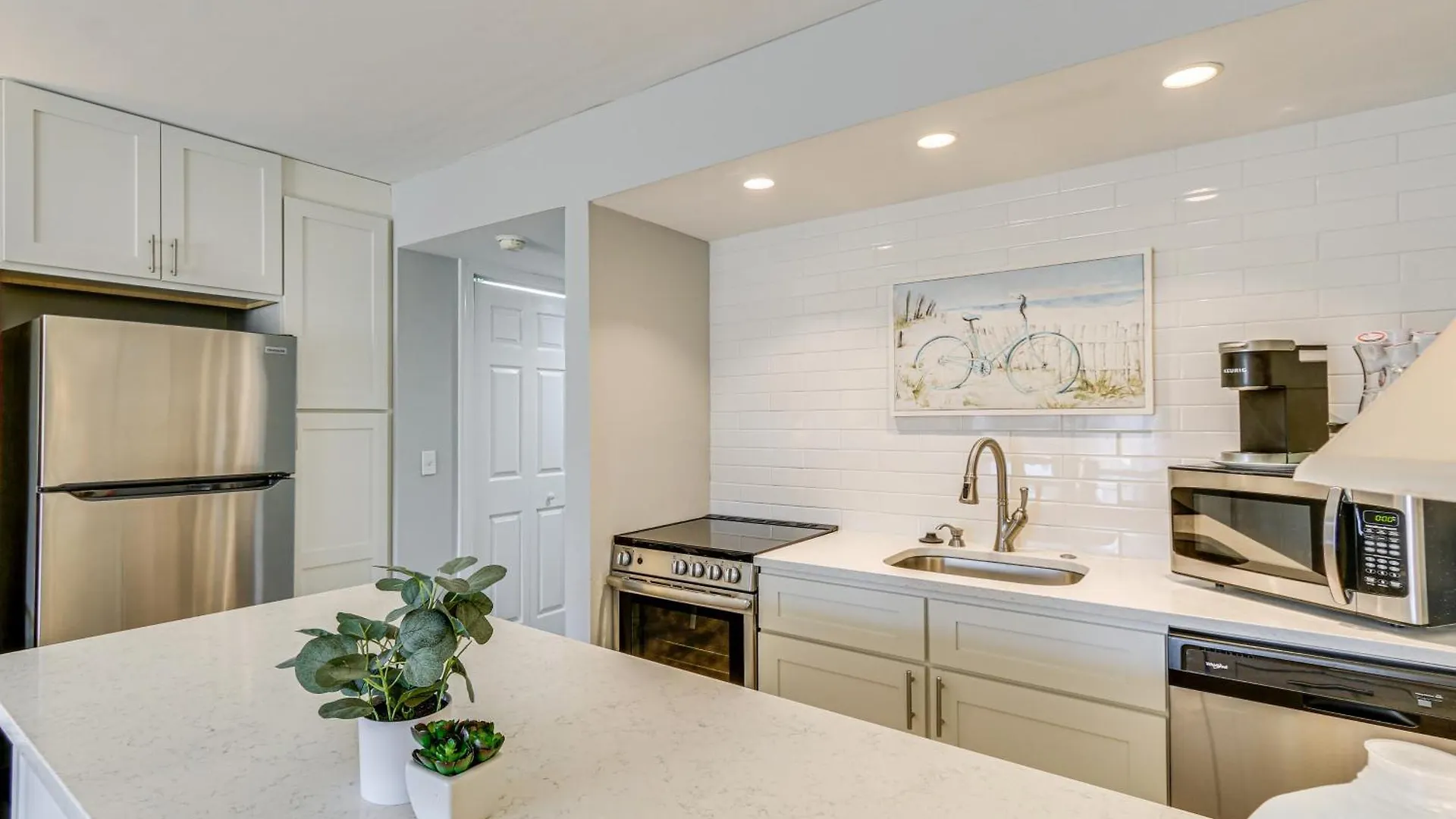 Apartment With Patio Walk To Beach! *