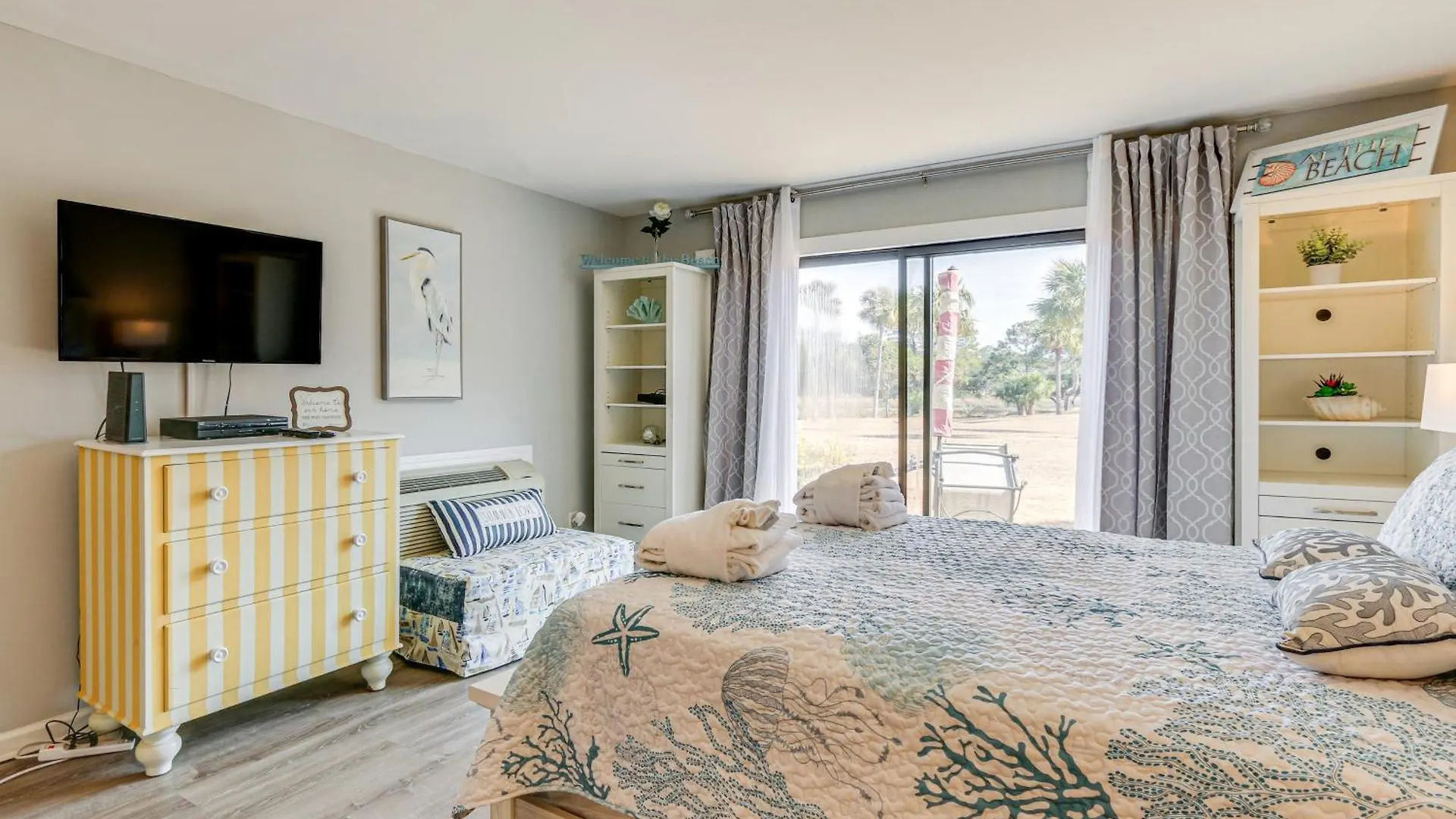 Apartment With Patio Walk To Beach!