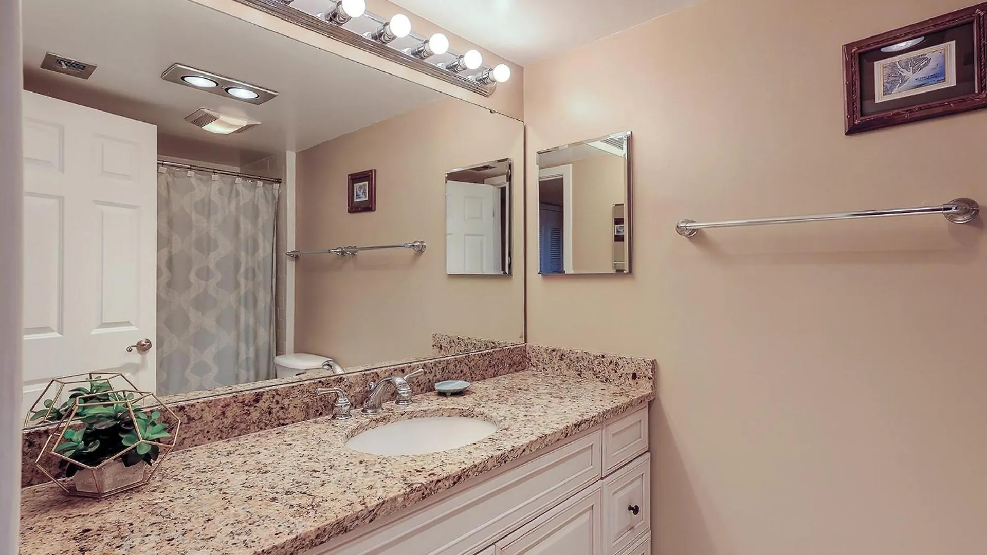 Holiday home 1686 Bluff Renovated Sleeps 8 Walk To Salty Dog Sea Pines