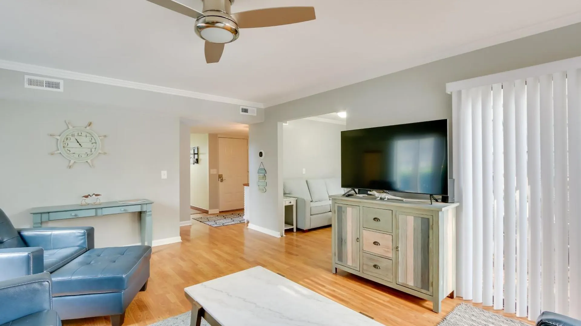 Updated Townhome With Decks! Holiday home *