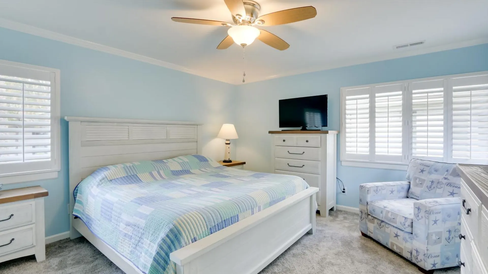 Holiday home Updated Townhome With Decks!