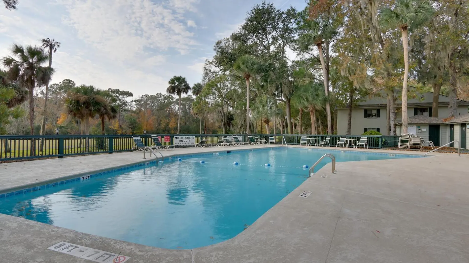 Updated Townhome With Decks! Holiday home *