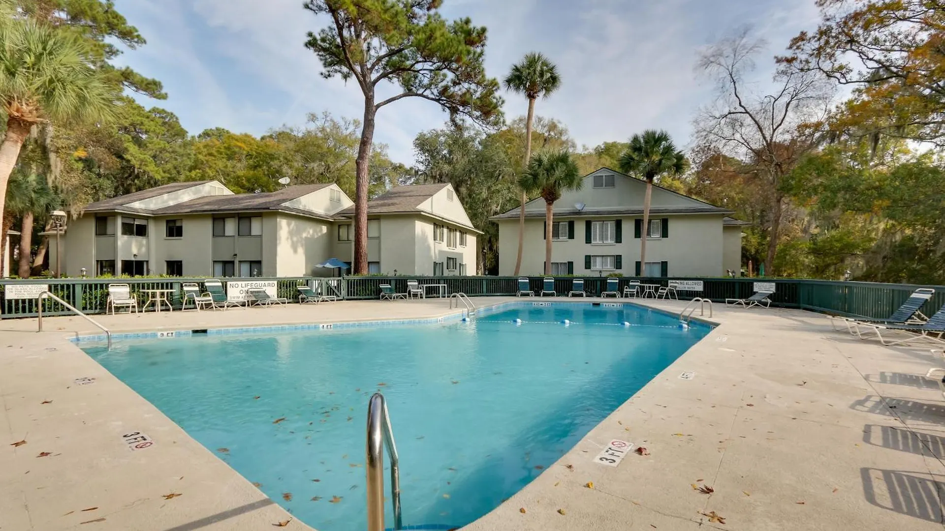 Updated Townhome With Decks! Holiday home *