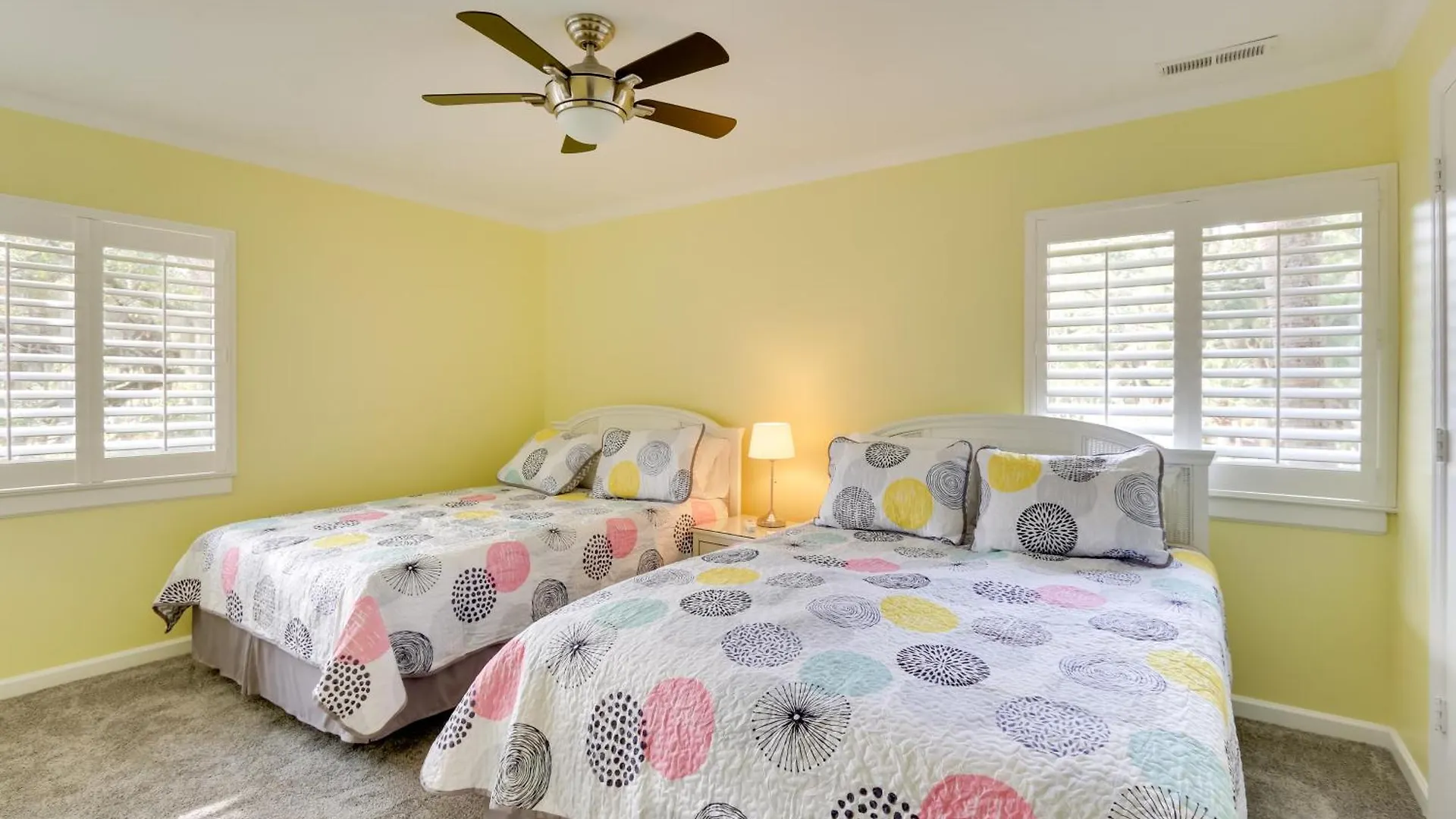 Updated Townhome With Decks! Holiday home