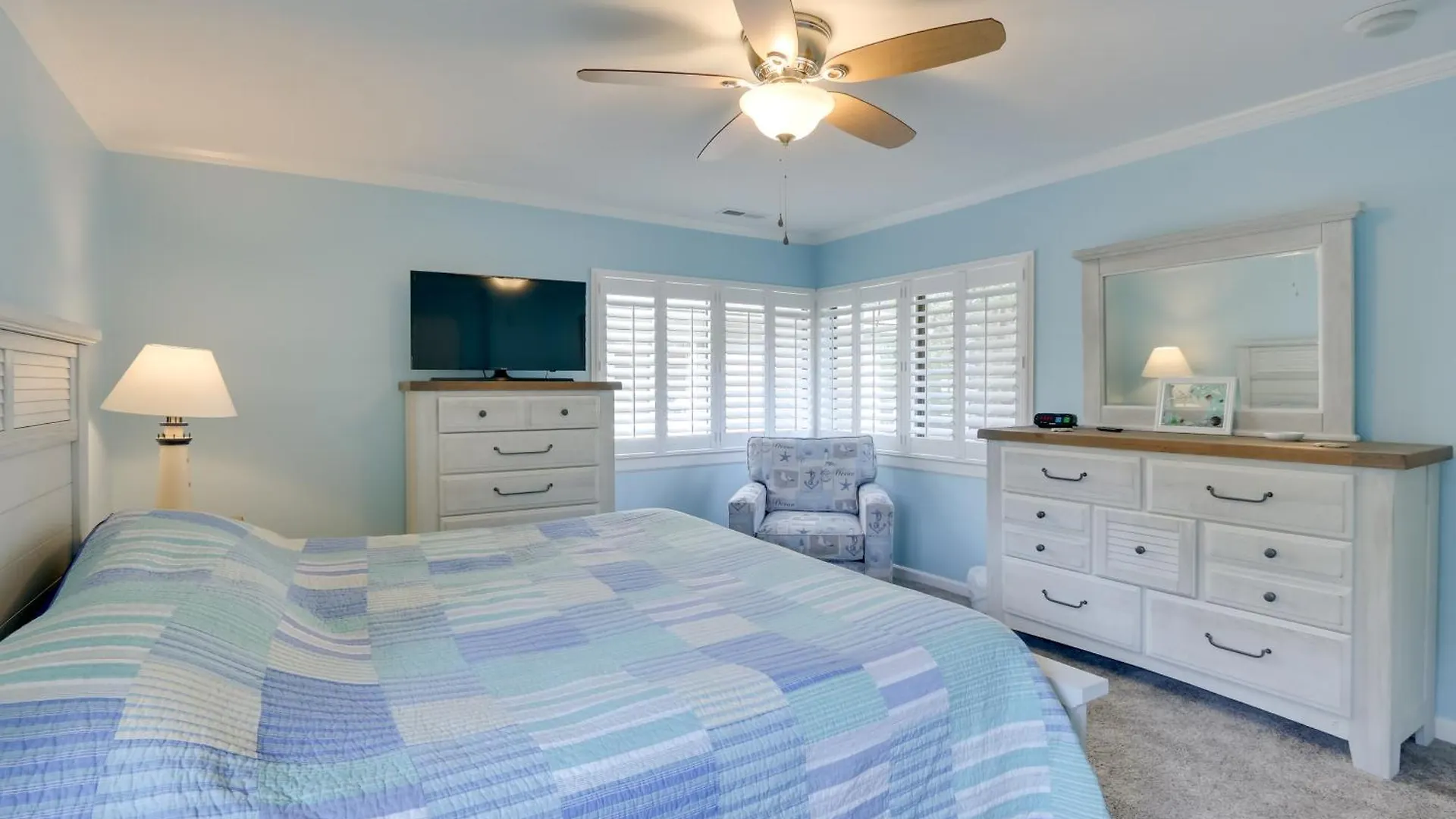 Updated Townhome With Decks! Holiday home *