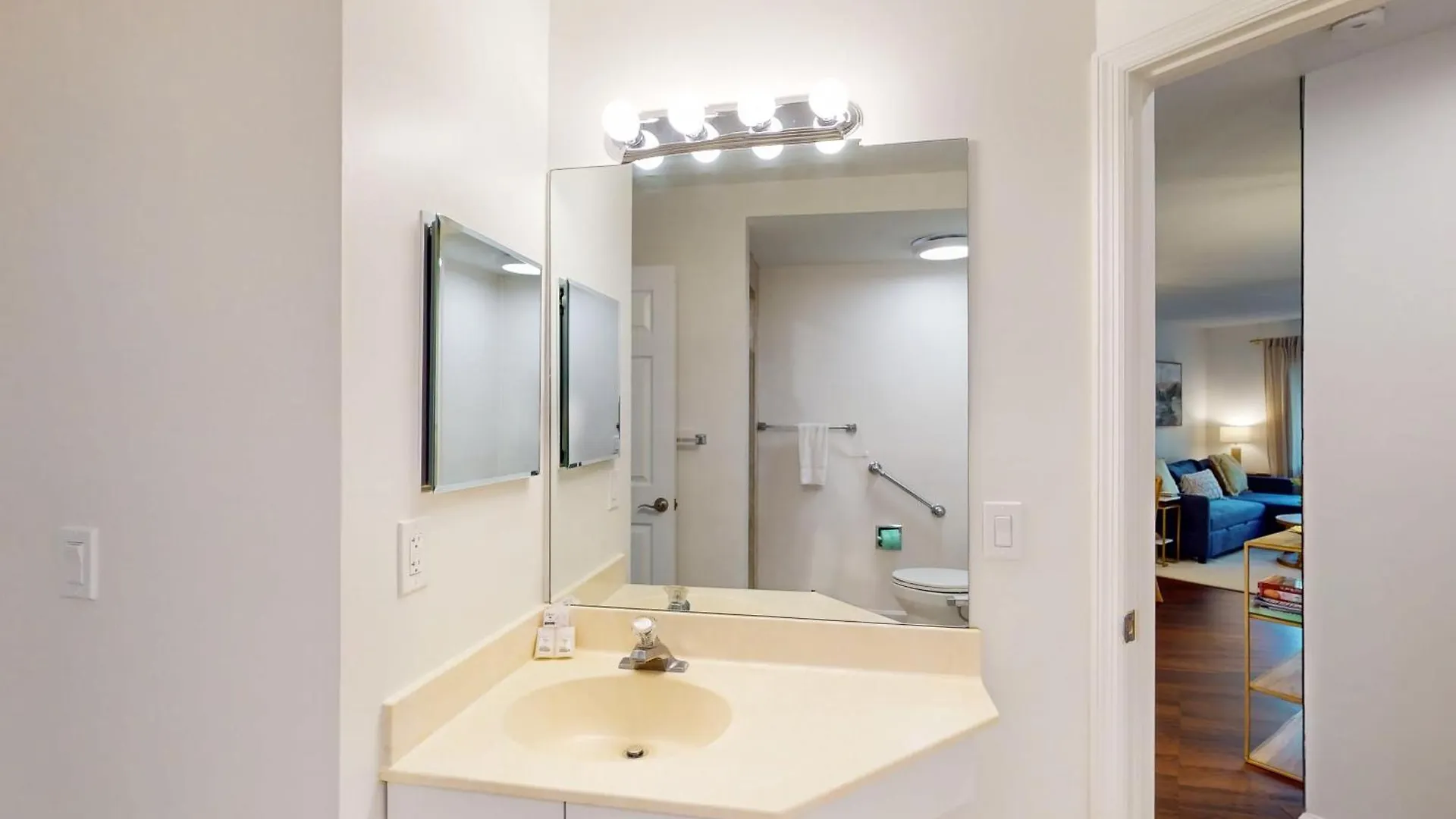 Colonnade Club 147 Apartment