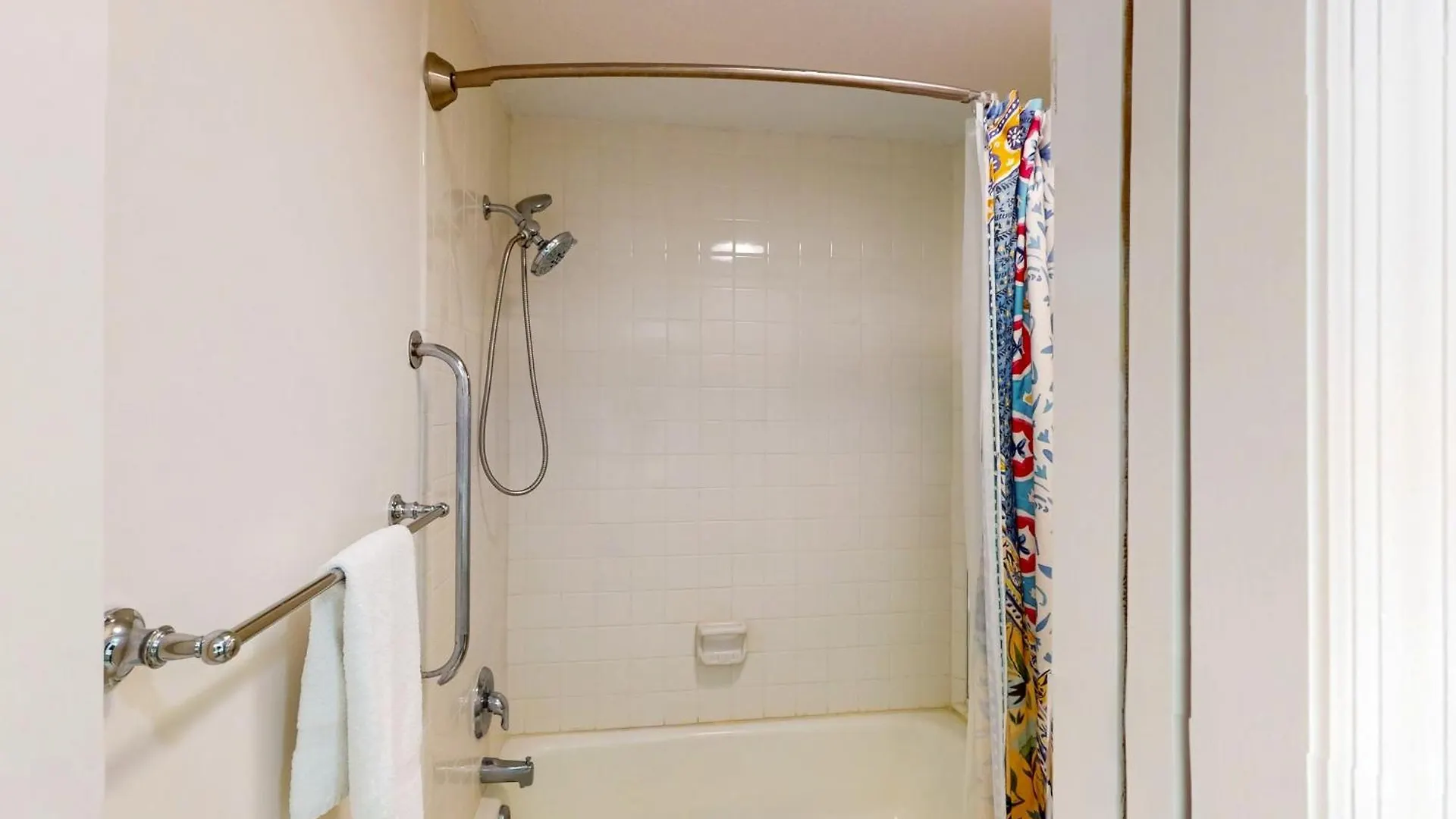Colonnade Club 147 Apartment