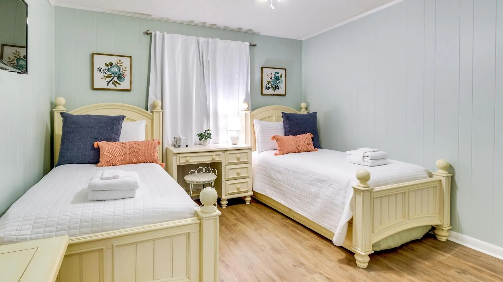 Hilton Head Getaway With Balcony - Walk To Beach!