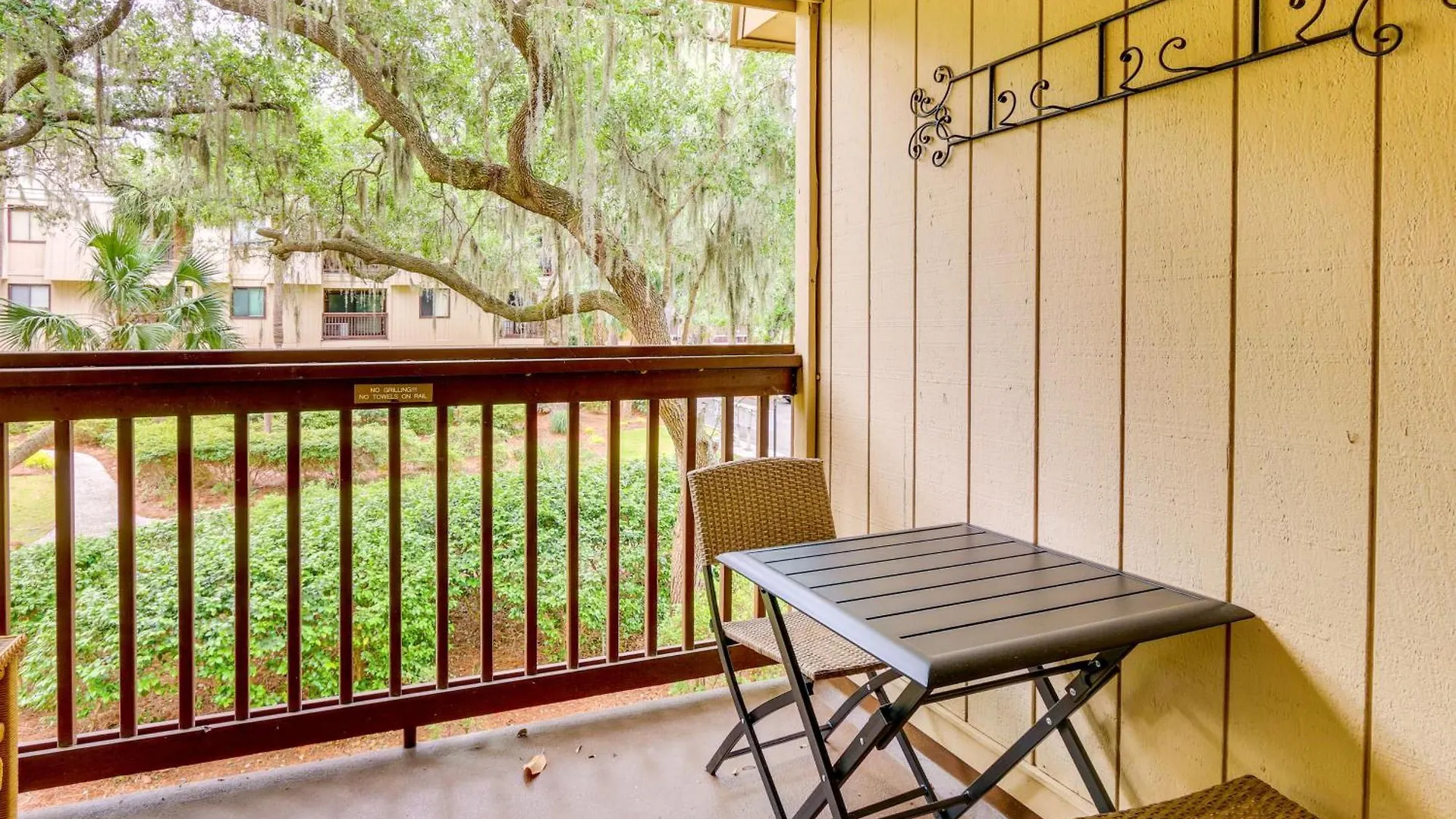 Hilton Head Getaway With Balcony - Walk To Beach! Apartment Hilton Head Island