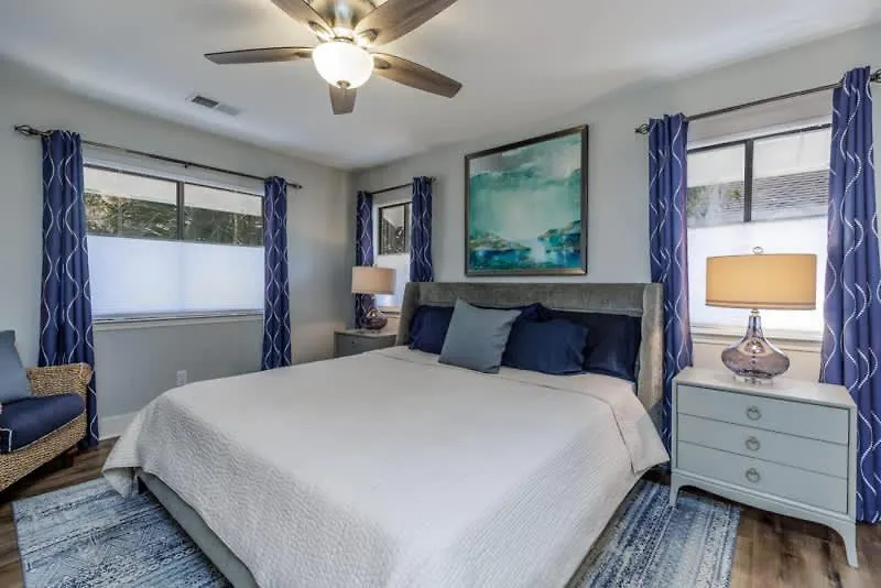 Steps To Sand 3 Bed 2 Bath With Private Pool *