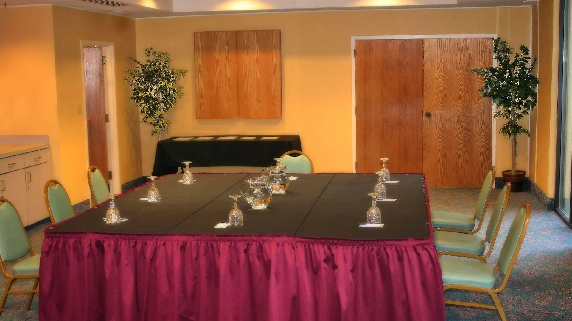 Express By Ihg Hotel 3*