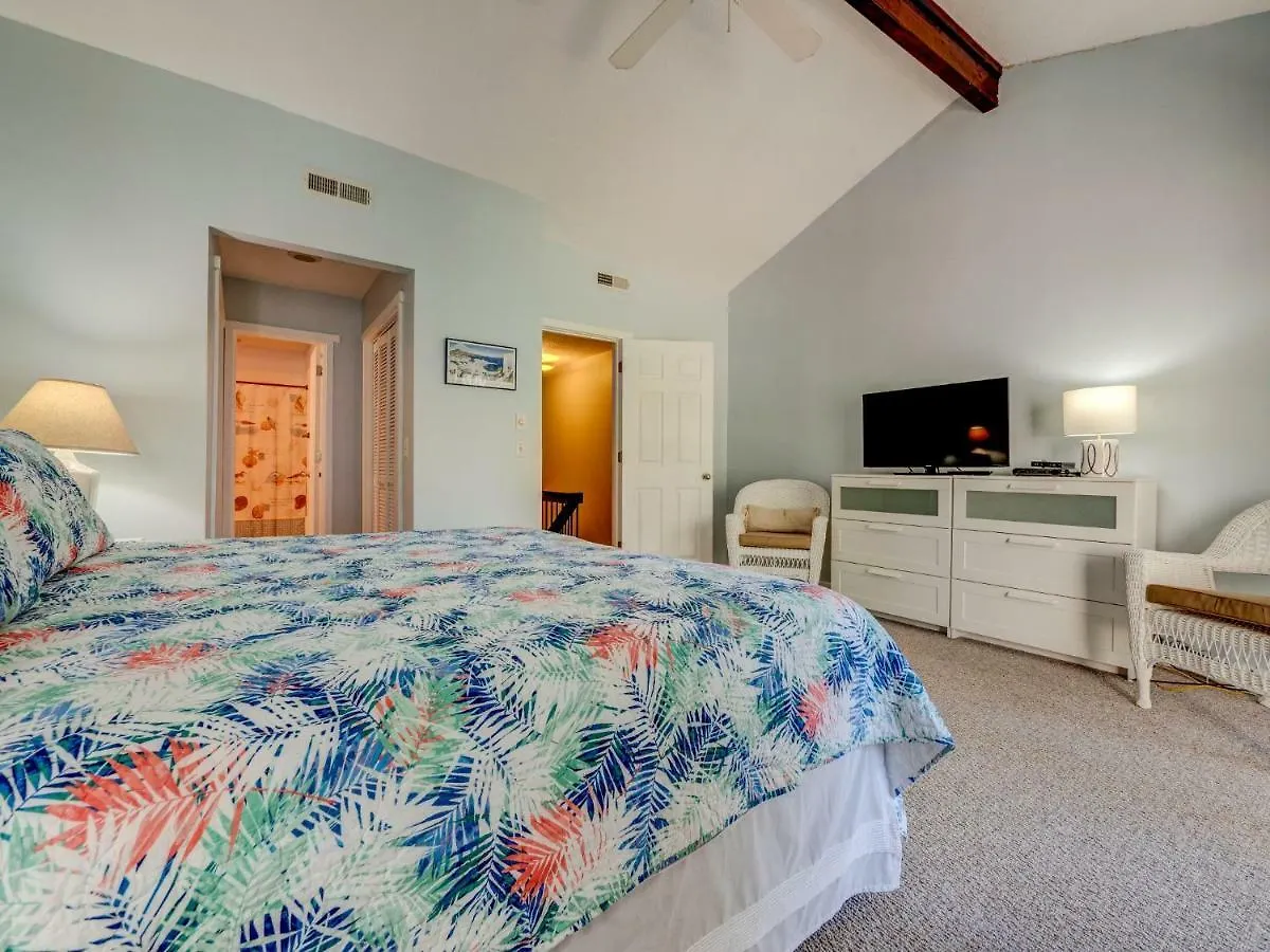 Sailmaster 37, 2 Bedrooms, Sleeps 6, Pool, Patio *