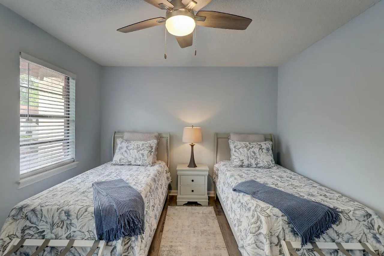 Holiday home Away #58