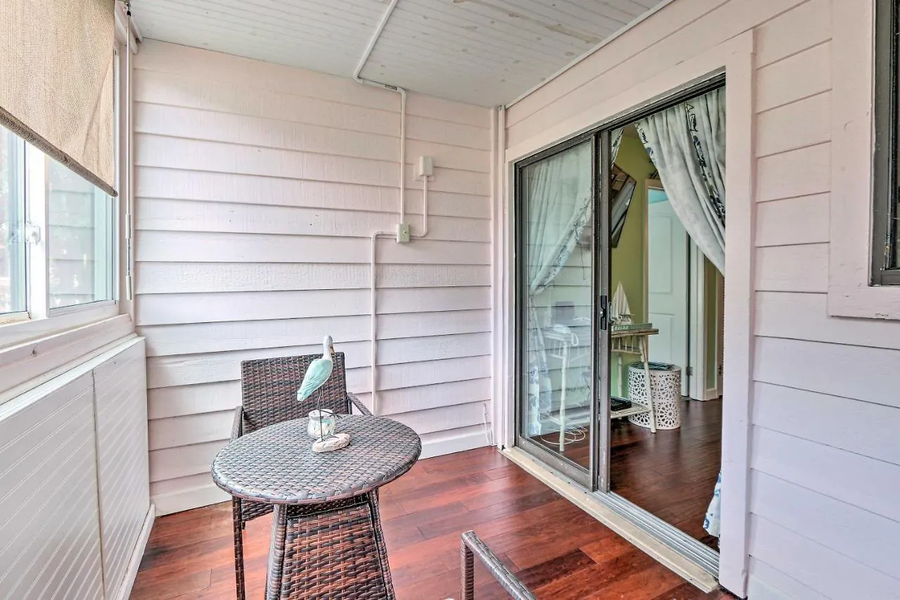 Colorful Hilton Head With And Pool Access!