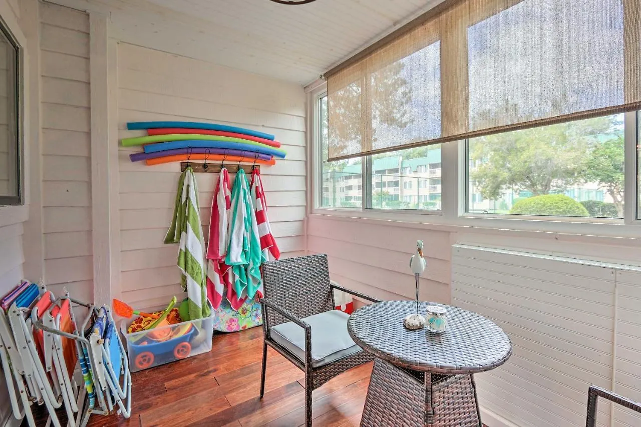 Colorful Hilton Head With And Pool Access!