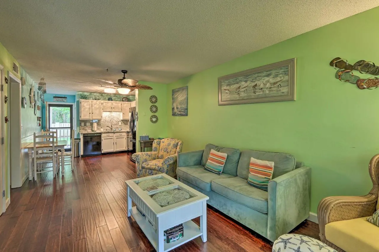 Colorful Hilton Head With And Pool Access! Apartment