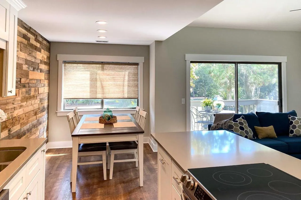 With Golf Course Views, Walk To Harbour Town! Apartment
