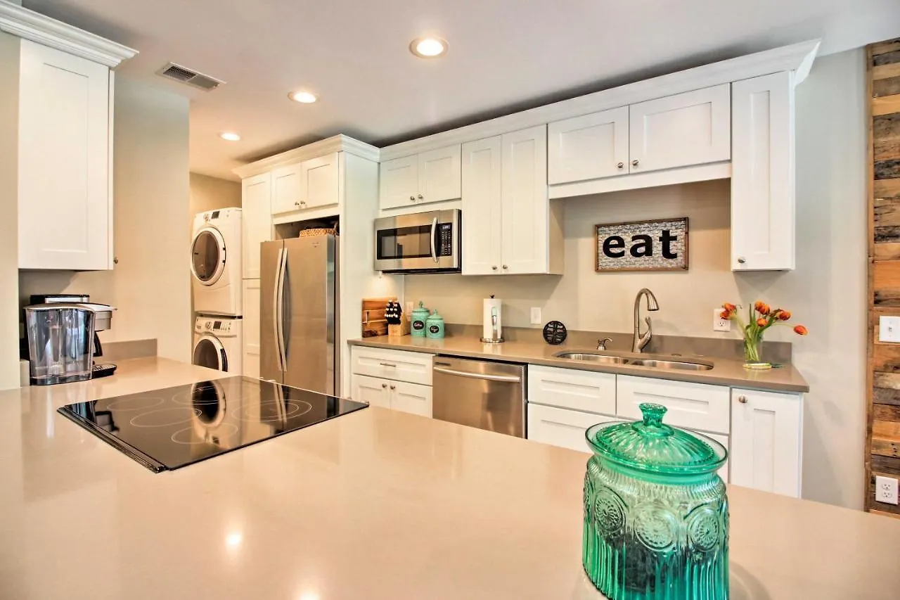 With Golf Course Views, Walk To Harbour Town! Apartment