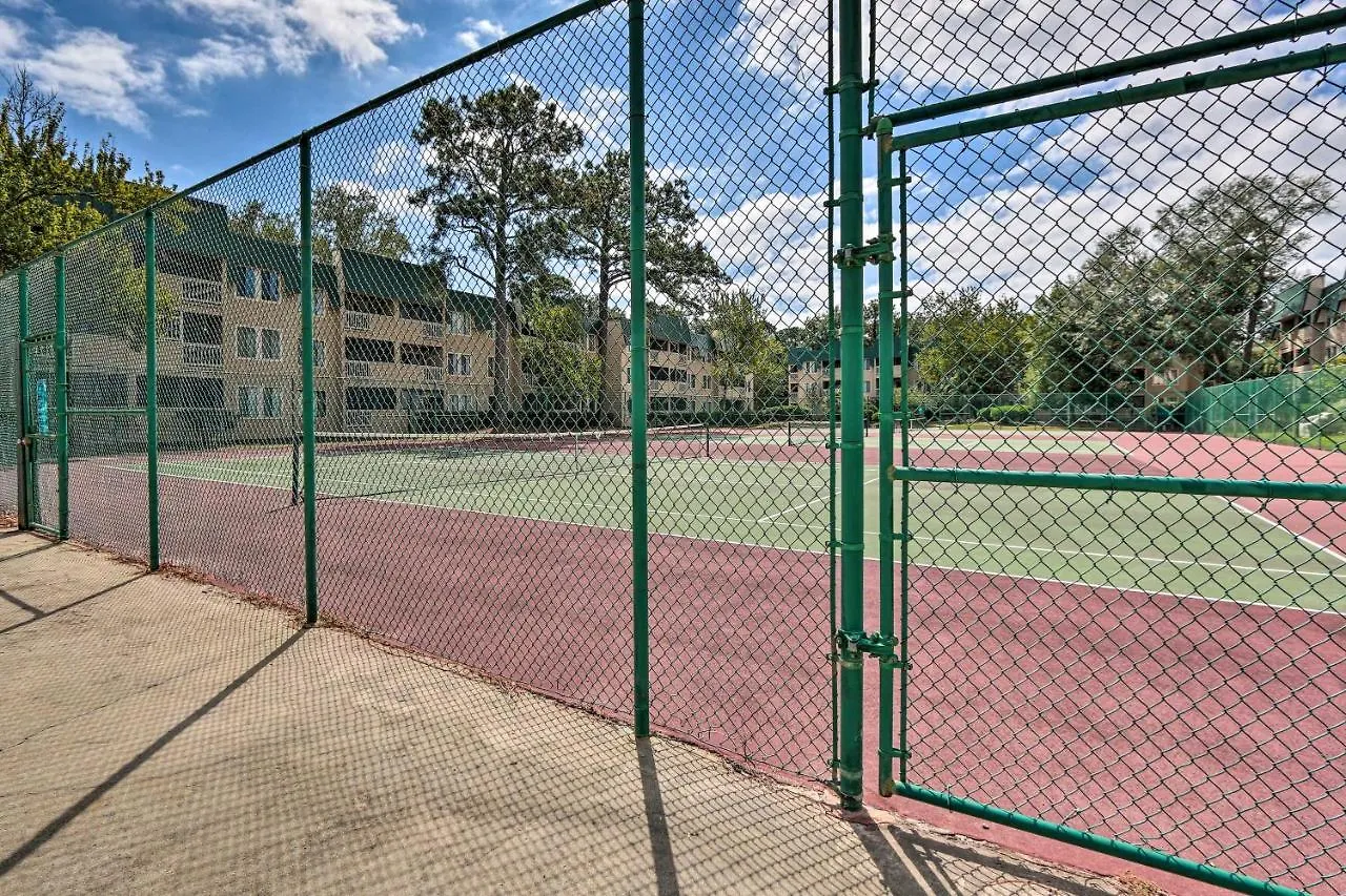 Colorful Hilton Head With And Pool Access!