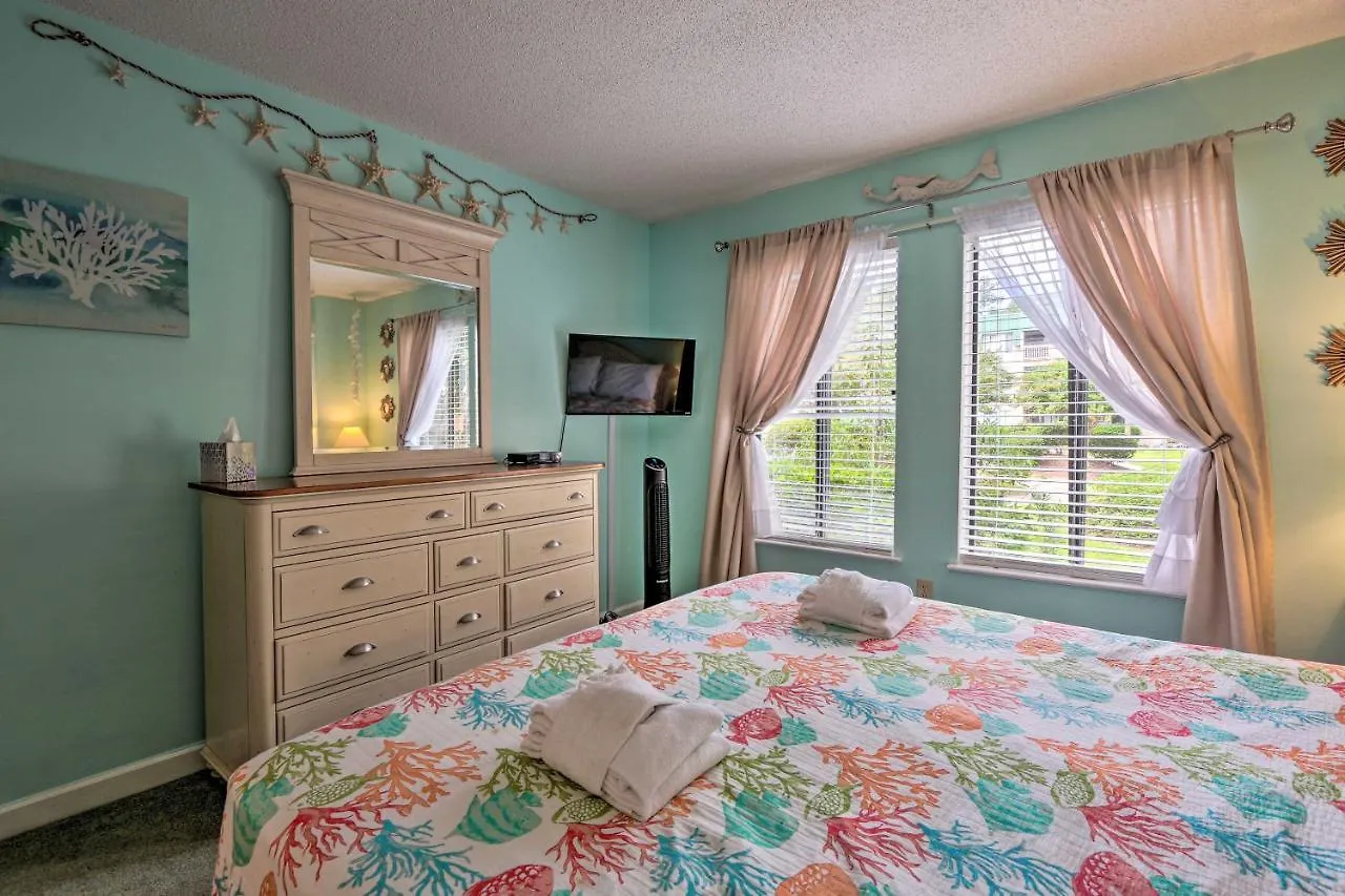 Colorful Hilton Head With And Pool Access! *