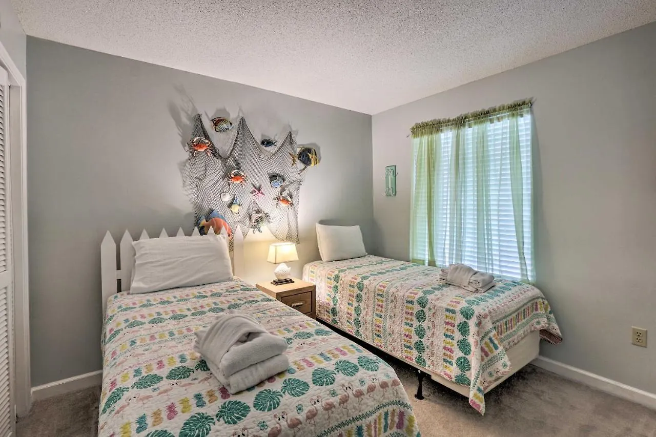 Colorful Hilton Head With And Pool Access!