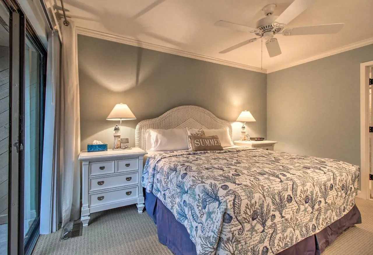 With Private Courtyard - Walk To Coligny Beach! Holiday home