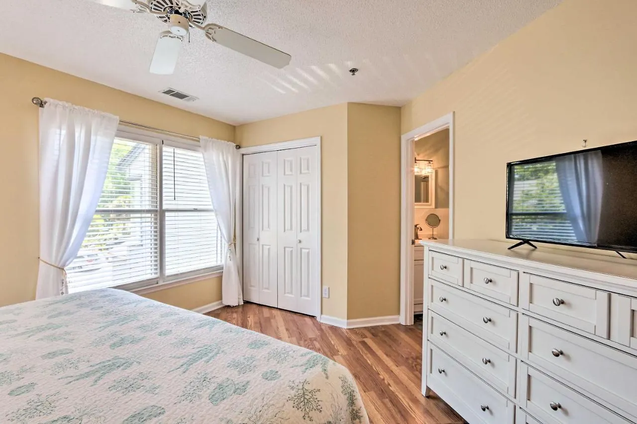 Hilton Head Getaway, Walk To Forest Beach! Holiday home